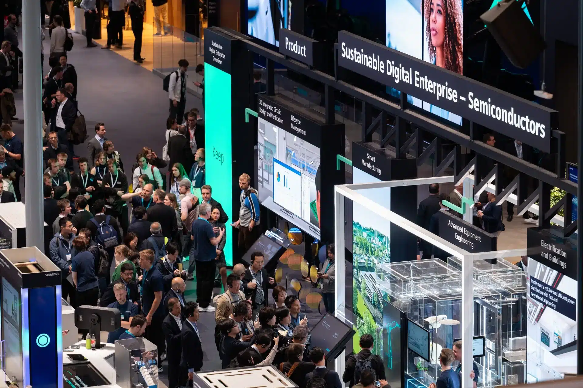 Auf der Hannover Messe präsentiert eine geschäftige Tech-Expo verschiedene Stände und digitale Displays. Besucher können Exponate zu nachhaltigen digitalen Unternehmen und Halbleitern entdecken und erkunden. Die Szene ist voller Menschen und Technologie.