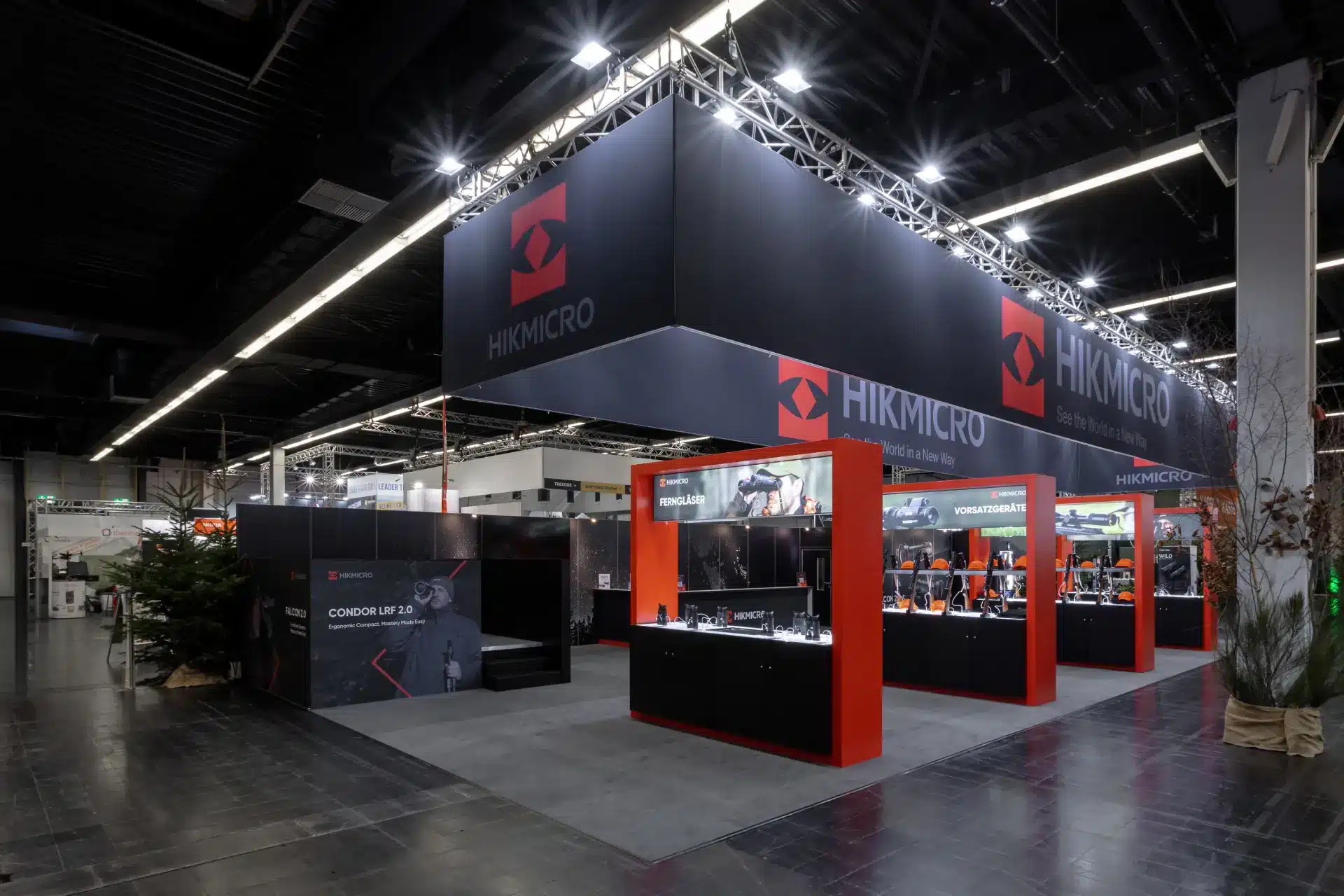 Messebau Dortmund – Gesamtansicht des Hikmicro Messestands mit Beleuchtung und Produktdisplays auf der Jagd & Hund 2025.