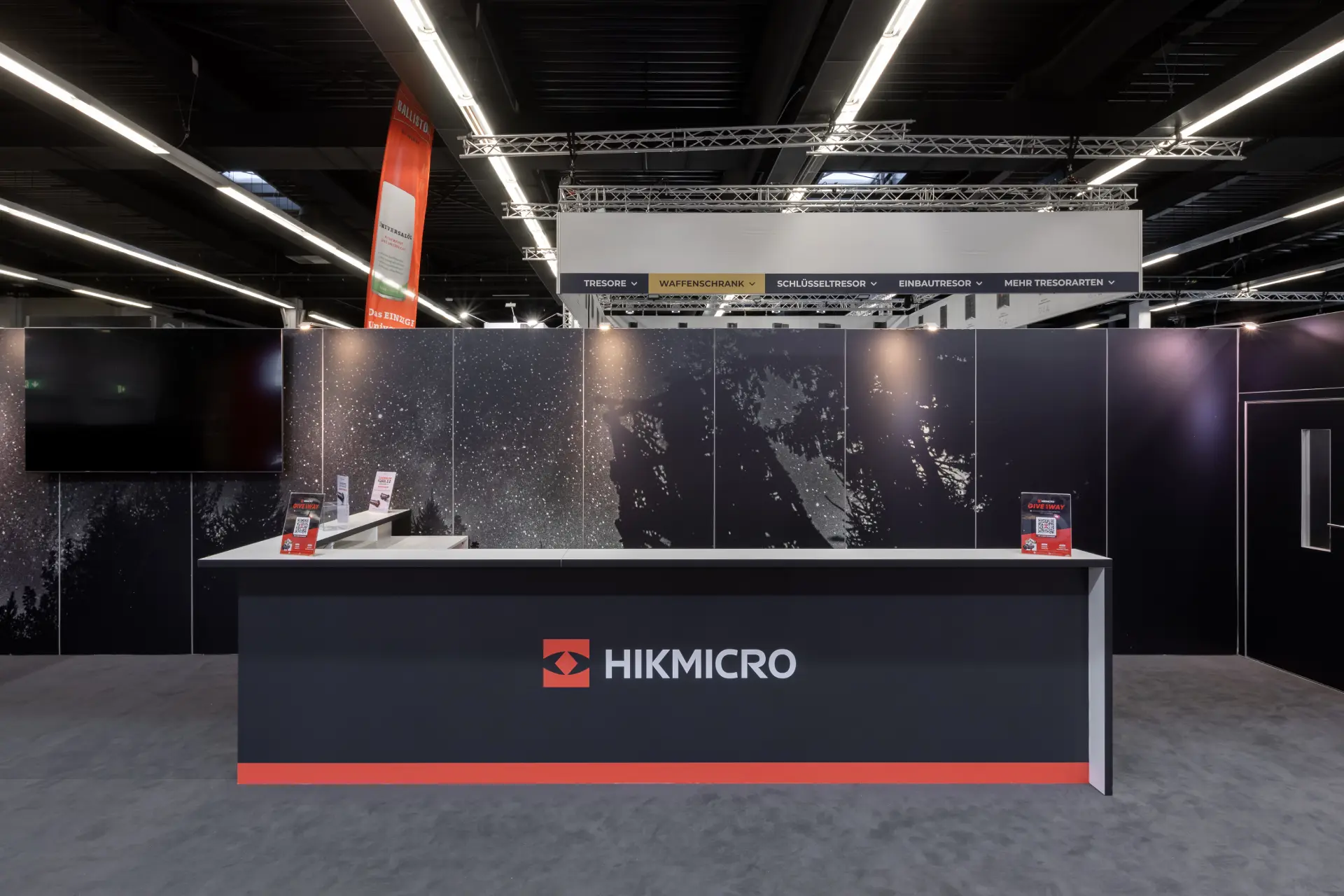 Messebau Dortmund – Empfangstresen von Hikmicro mit Branding auf der Jagd & Hund 2025.