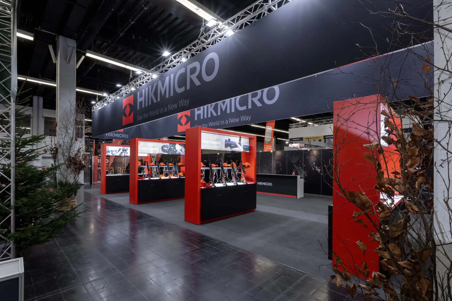 Messebau Dortmund – große Standfläche von Hikmicro mit Bannern und Produktinseln auf der Jagd & Hund 2025.