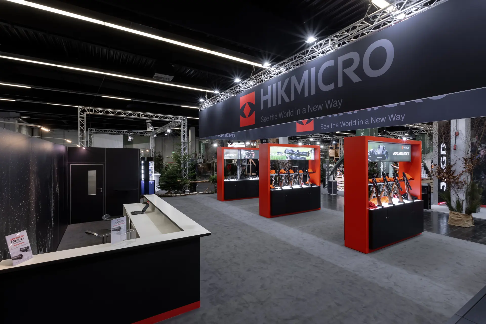 Messebau Dortmund – moderner Messestand von Hikmicro auf der Jagd & Hund 2025 mit großen Bannern und Produktdisplays.