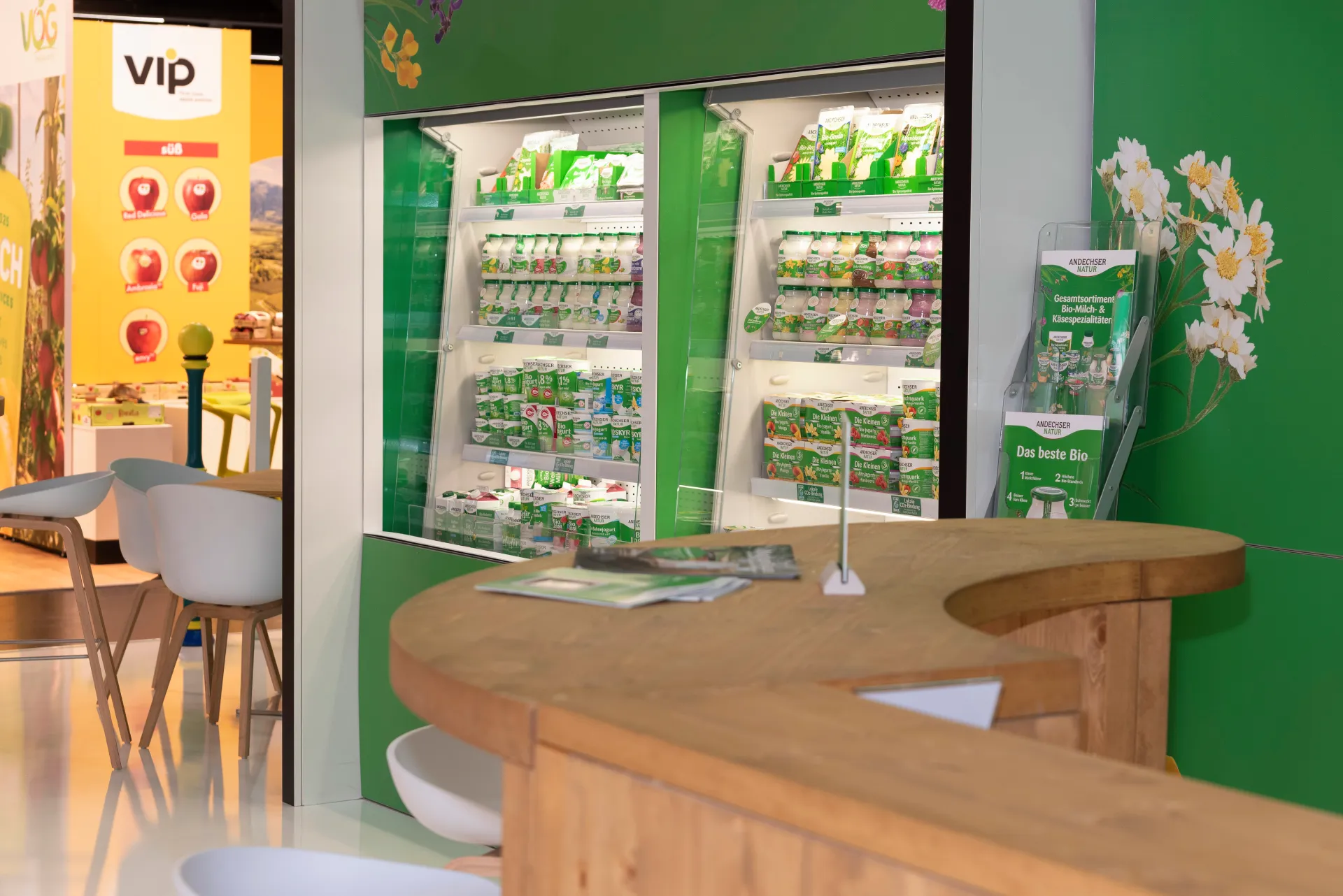 Kühlregale mit Bio-Milch- und Käsespezialitäten von Andechser Natur am Messestand der BioFach Messe 2025 in Nürnberg.