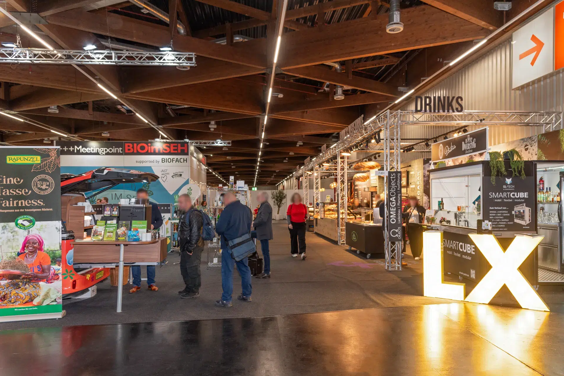 Messehalle der BioFach 2025 in Nürnberg mit Meetingpoint BIOimSEH, OMEGA Objects und Rapunzel Stand.