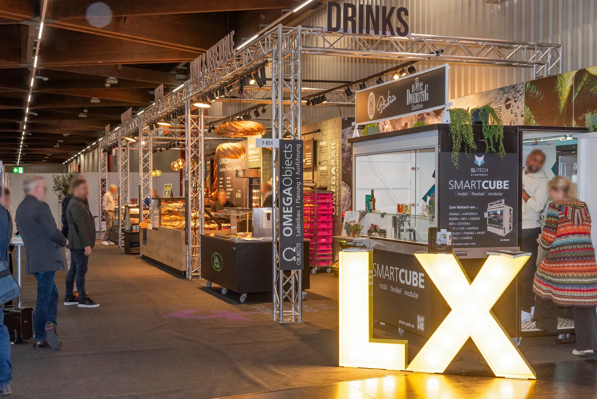 Food-Konzepte von OMEGA Objects mit Smartcube und Leuchtschrift „LX“ auf der BioFach Messe 2025 in Nürnberg.