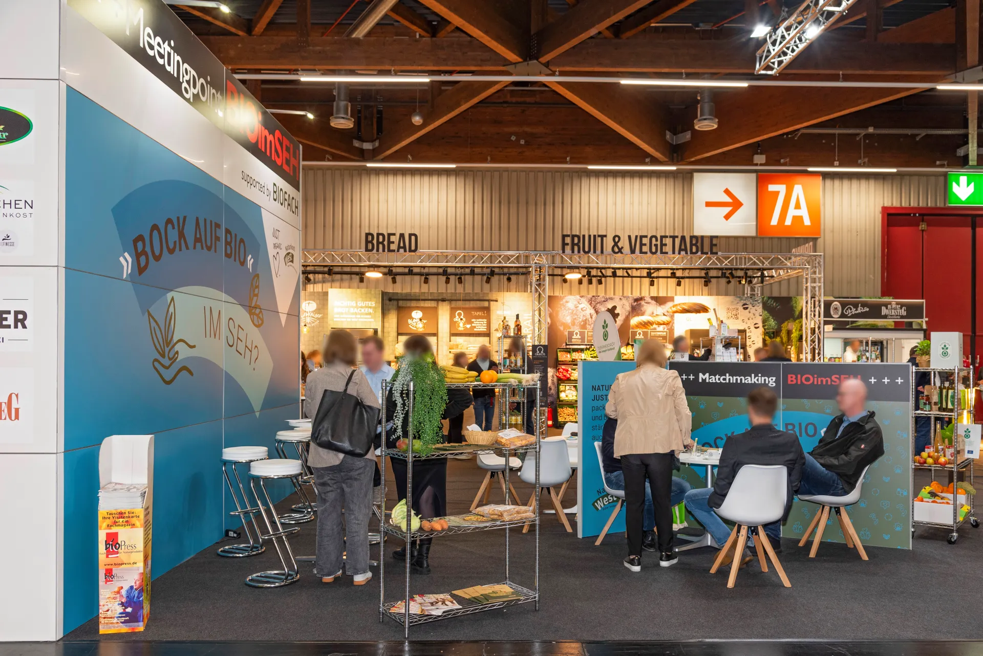 Networking-Bereich am Meetingpoint BIOimSEH auf der BioFach Messe 2025, mit Blick auf Food-Konzepte von OMEGA Objects.