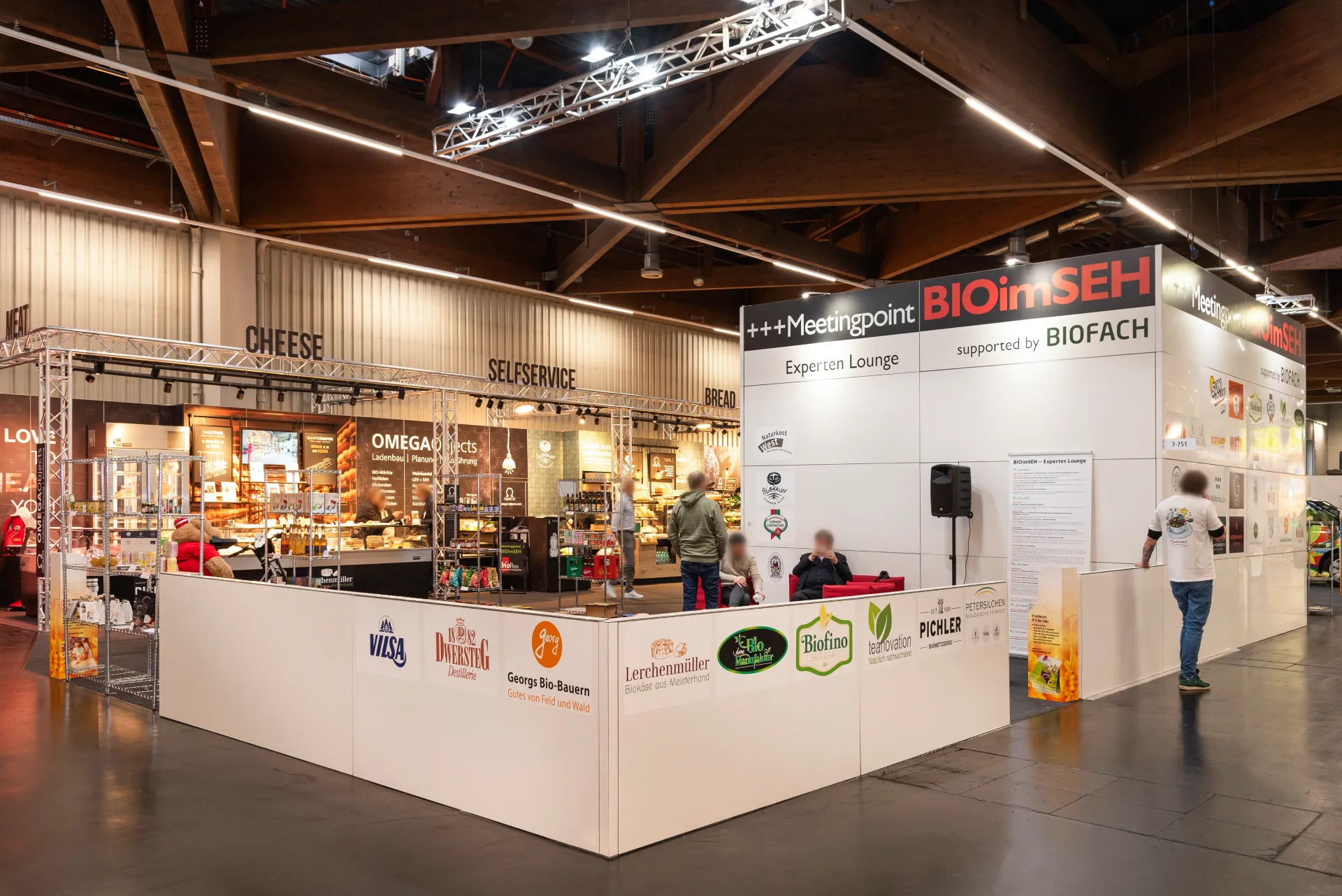 Meetingpoint BIOimSEH mit Experten Lounge auf der BioFach Messe 2025 in Nürnberg, angrenzend an den OMEGA Objects Stand.