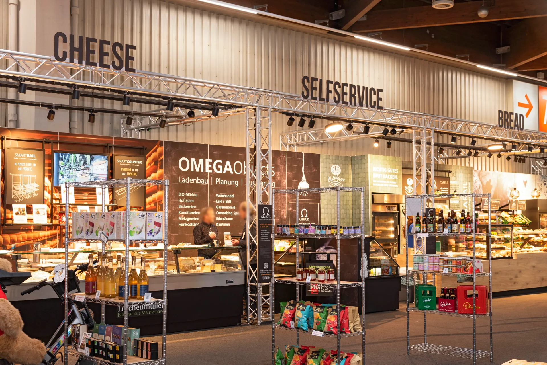 Detailansicht OMEGA Objects Stand auf der BioFach Messe 2025 – Ladenbau, Käse- und Selbstbedienungskonzepte im modernen Design.
