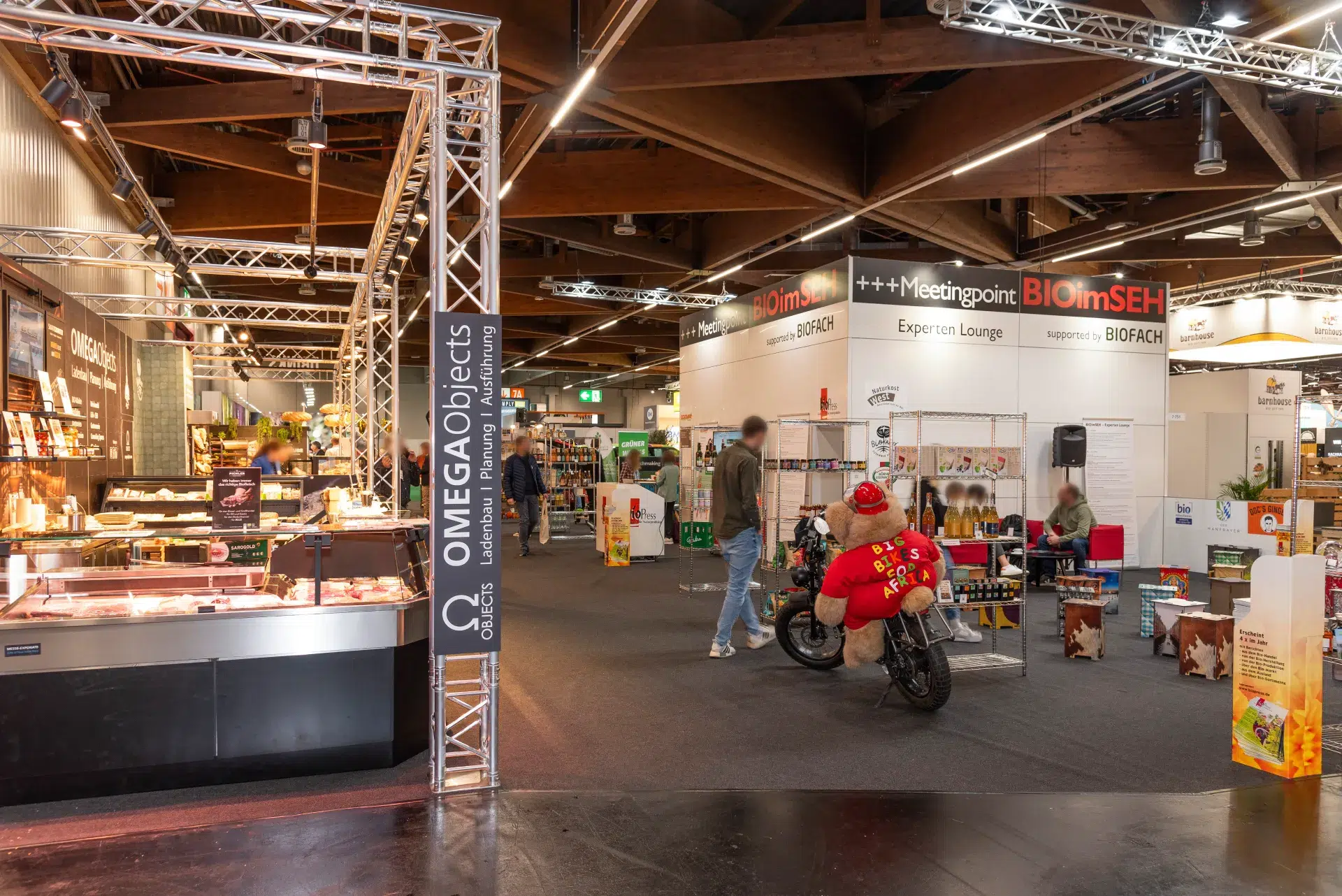 Messestand OMEGA Objects und Meetingpoint BIOimSEH auf der BioFach Messe 2025 in Nürnberg – moderner Messebau mit Verkaufsständen und Lounges.