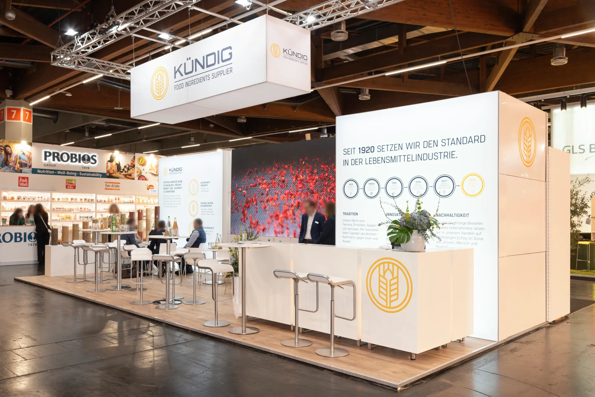 Moderner Messestand von Kündig Food Ingredients Supplier auf der Biofach 2025 in Nürnberg mit Infotafeln und Stehtischen.