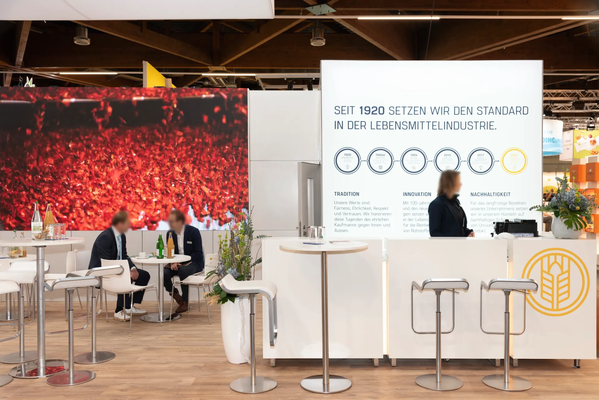 Messestand der Vermarktungsgesellschaft Bio-Bauern mbH auf der Biofach Messe 2025 in Nürnberg mit Infotheke, Sitzbereich und Naturprodukten.