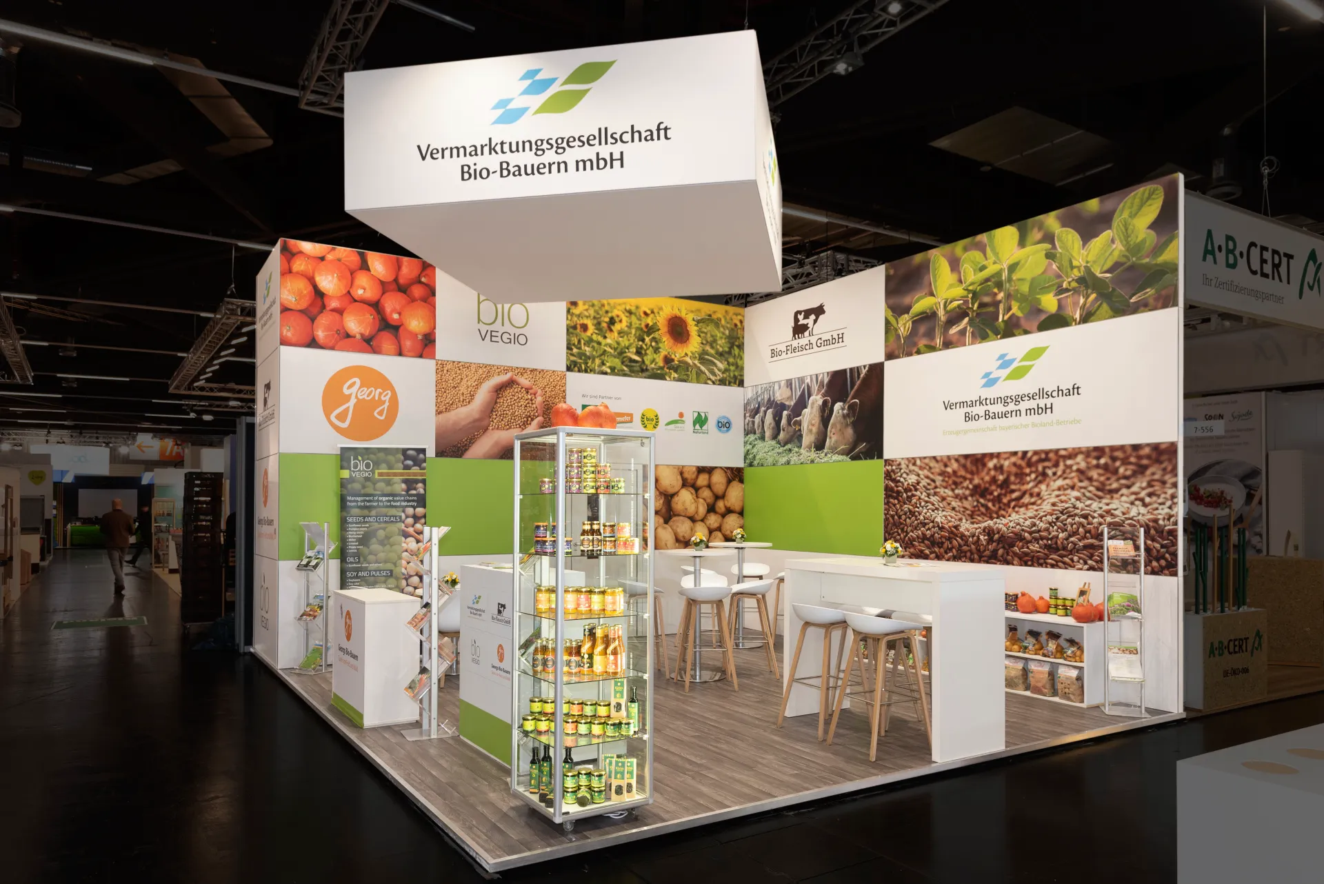 Moderner Messestand mit Infowand „Seit 1920 setzen wir den Standard in der Lebensmittelindustrie“, gezeigt auf der Biofach Messe 2025 in Nürnberg.