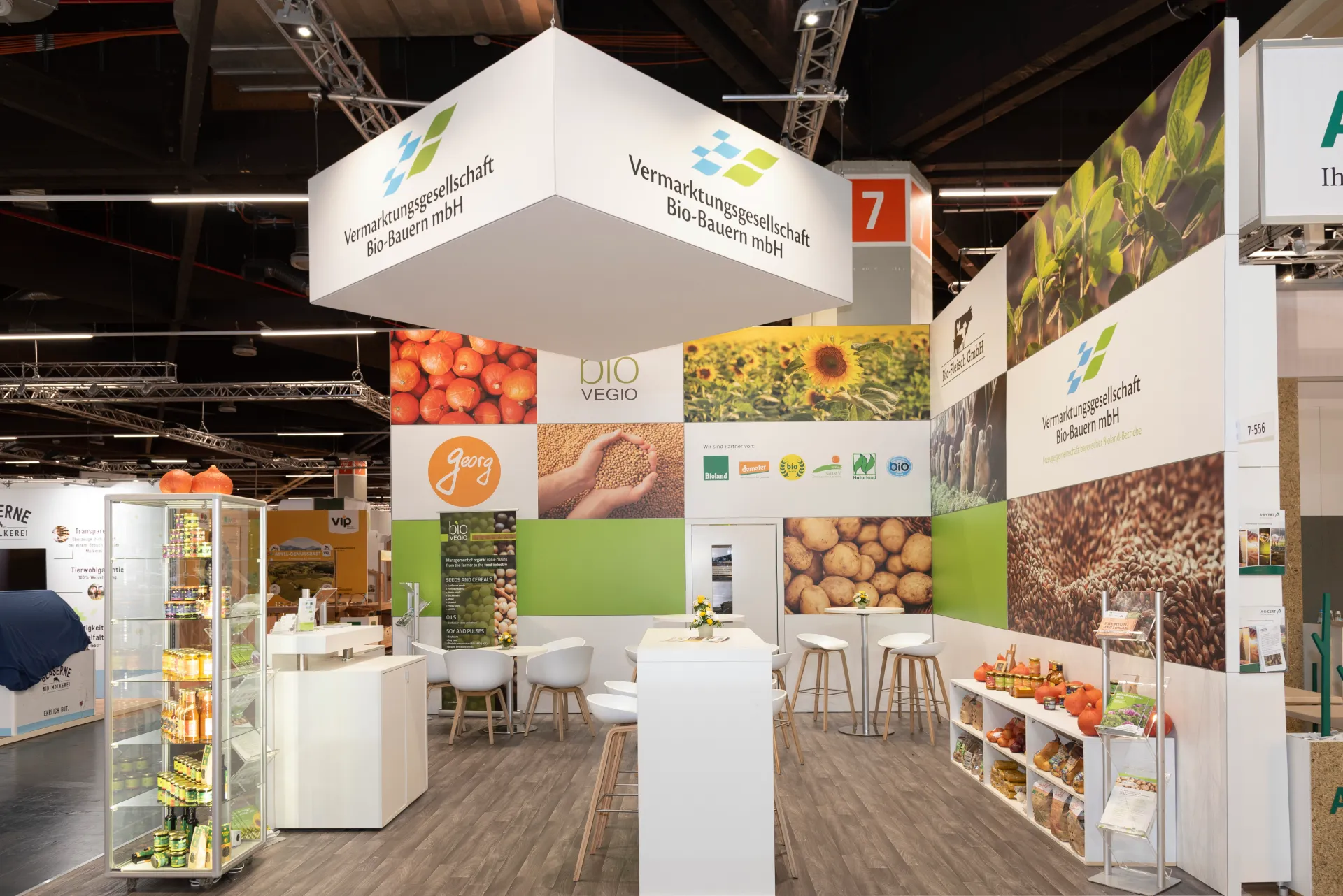 Heller Messestand mit Bio-Produkten und großflächigen Wandgrafiken, präsentiert von der Vermarktungsgesellschaft Bio-Bauern mbH auf der Biofach Messe 2025 Nürnberg.