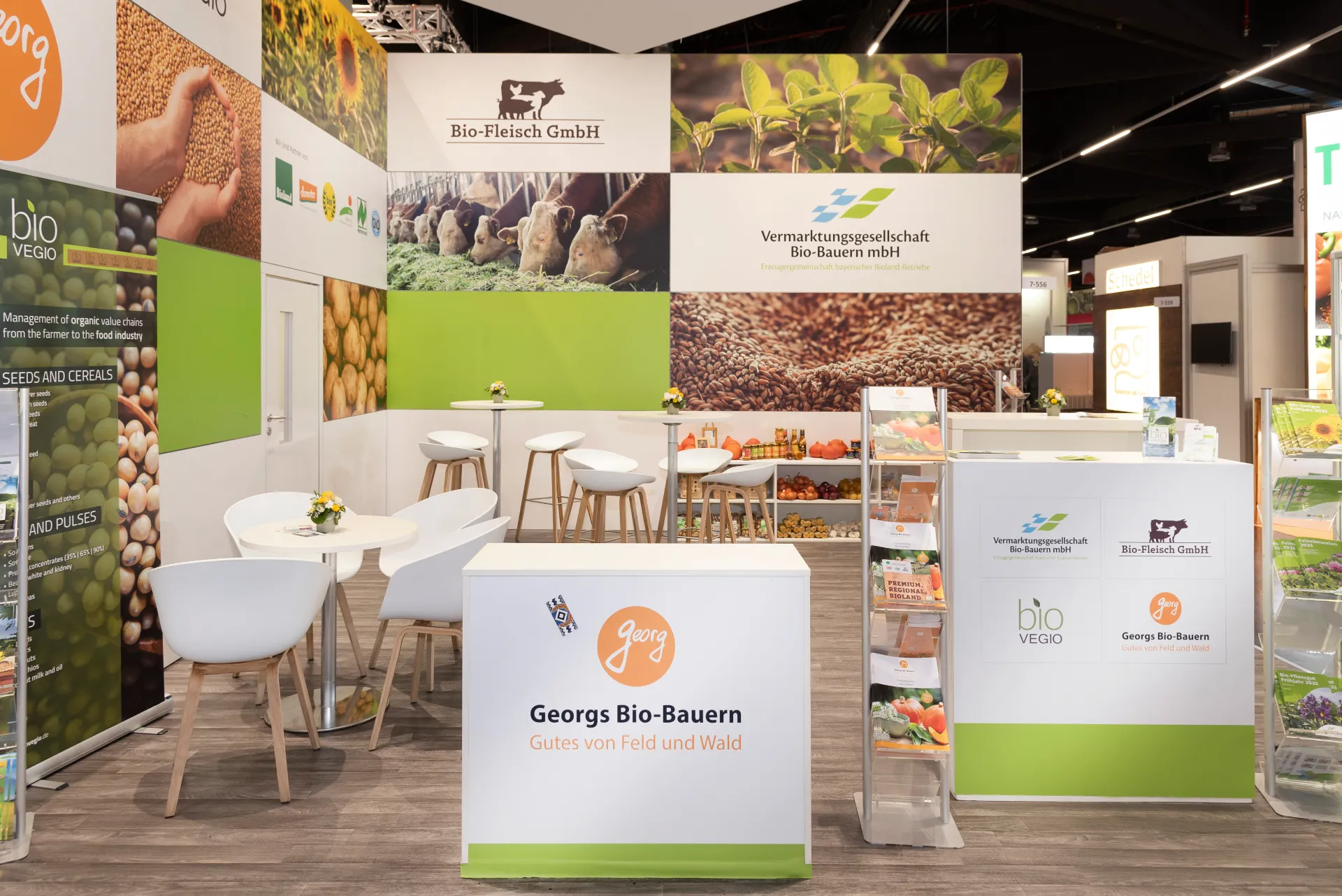 Moderner Messestand der Georgs Bio-Bauern und Vermarktungsgesellschaft Bio-Bauern mbH auf der Biofach Messe 2025 Nürnberg mit Sitzgelegenheiten, Infotafeln und Bio-Produkten.