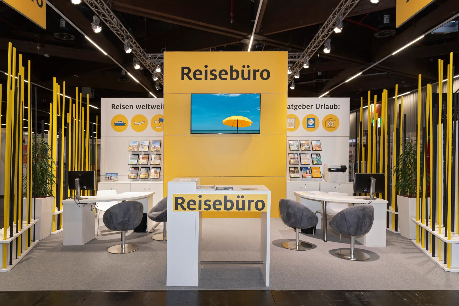 ADAC Messestand mit auffälligem gelben Design und Beratungsmöglichkeiten auf der Freizeit Touristik & Garten Nürnberg 2025.