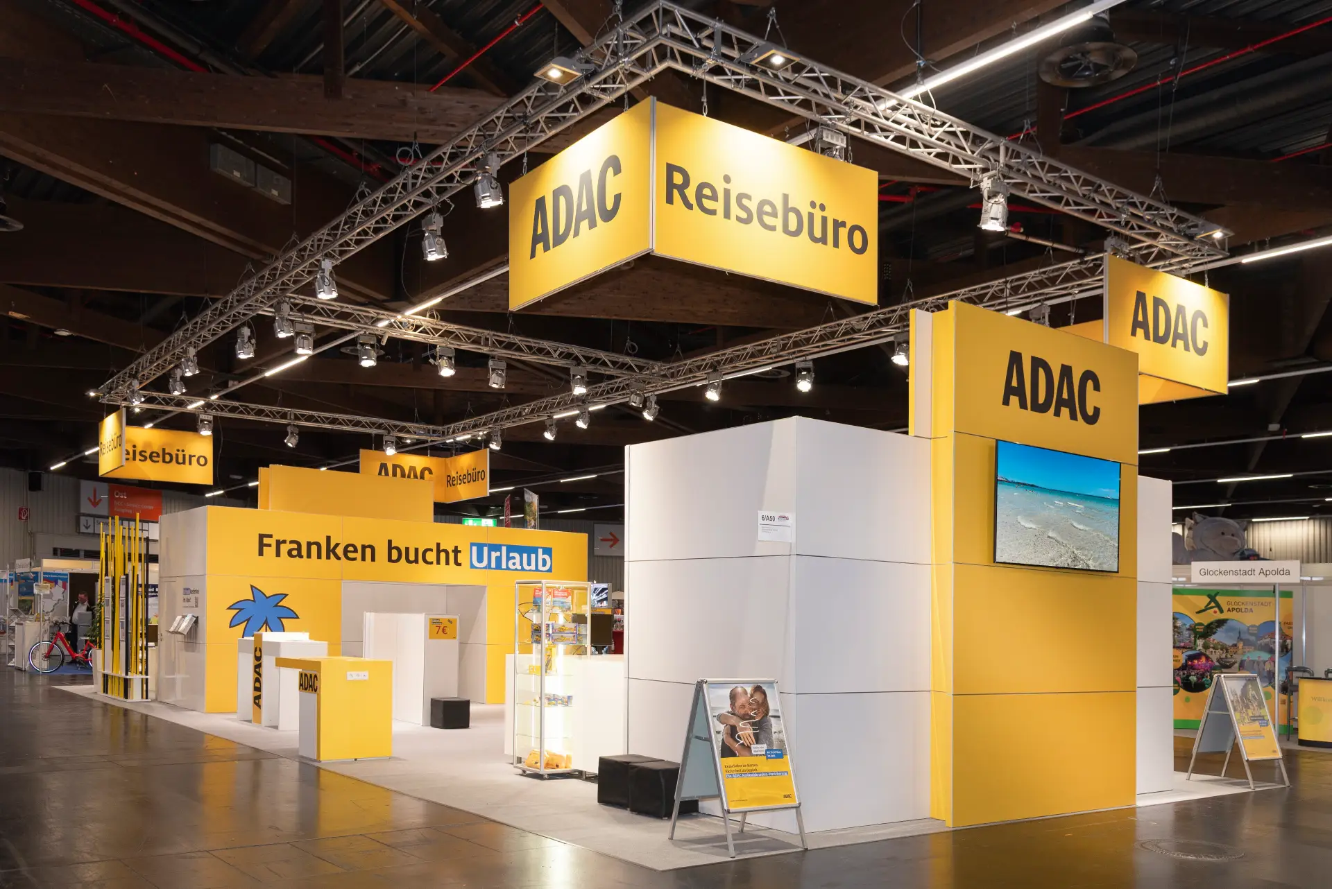 ADAC Reisebüro Stand mit Urlaubsthemen und Prospekten auf der Freizeit Touristik & Garten Messe 2025 in Nürnberg.