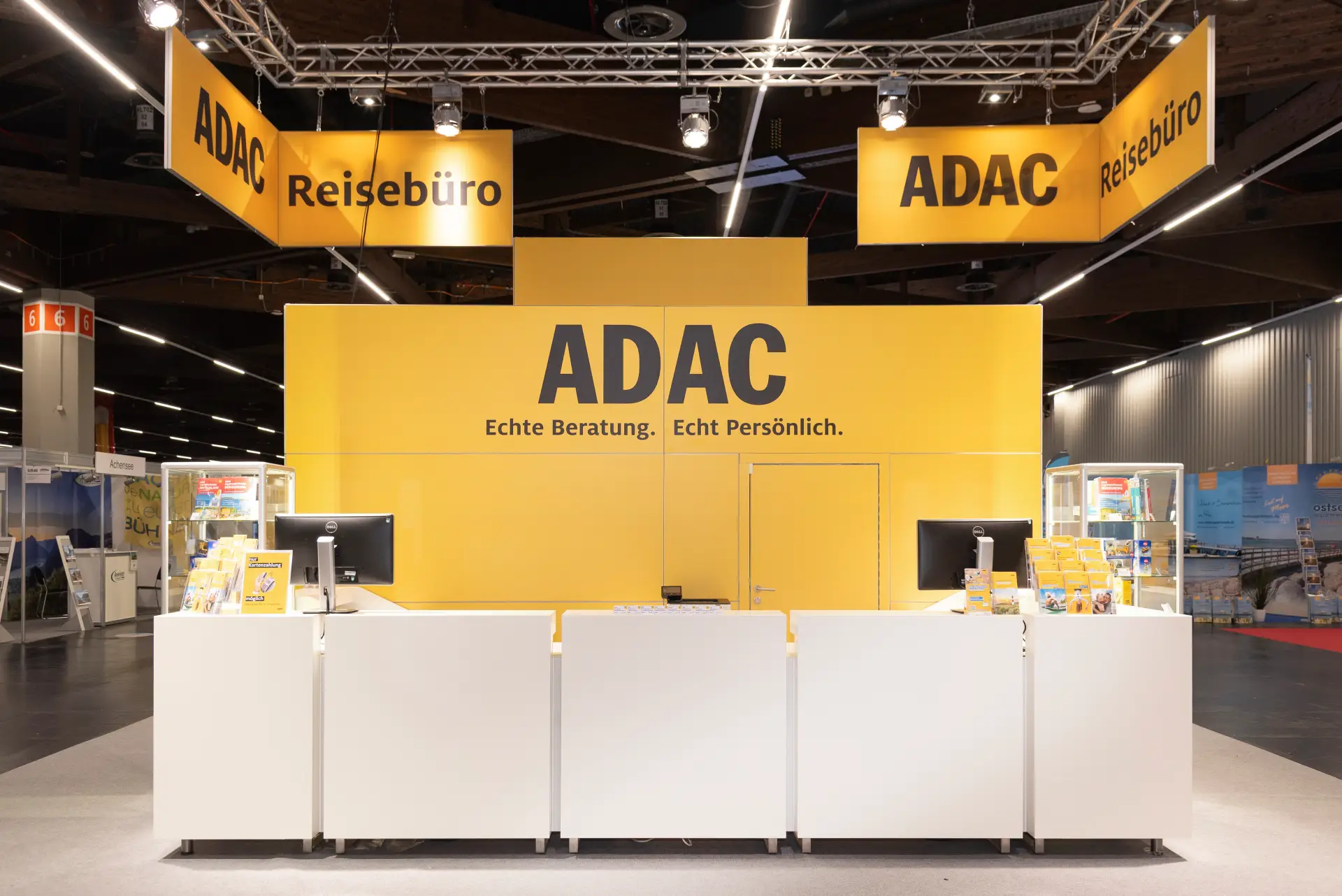 ADAC Reisebüro Messestand mit Beratungscounter auf der Freizeit Touristik & Garten Messe 2025 in Nürnberg.
