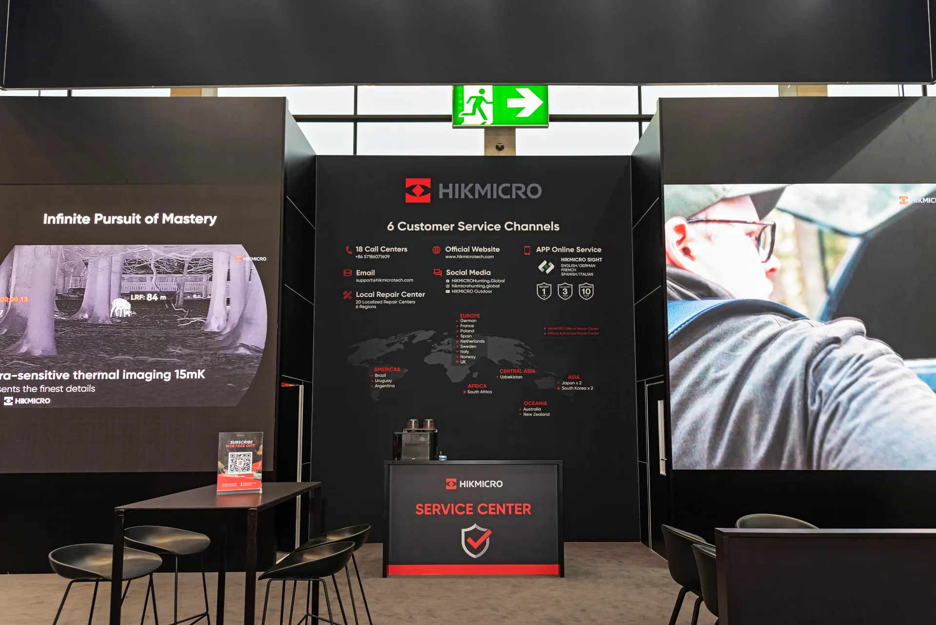Detailansicht der Ausstellungsfläche mit Clip-On Produkten im HIKMICRO Stand auf der IWA 2025 in Nürnberg – Messebau Nürnberg.