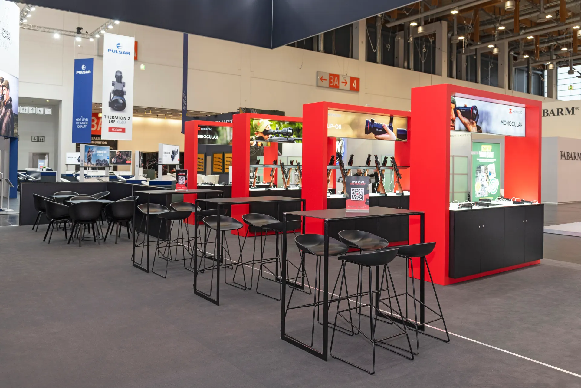 Service Center Bereich des HIKMICRO Messestands auf der IWA 2025 in Nürnberg – Messebau Nürnberg.