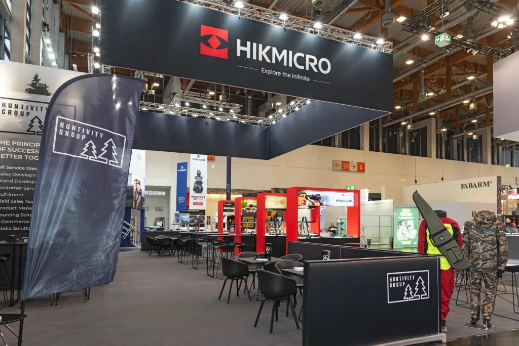 Sitzbereich und Präsentationsfläche im HIKMICRO Messestand auf der IWA 2025 in Nürnberg – Messebau Nürnberg.