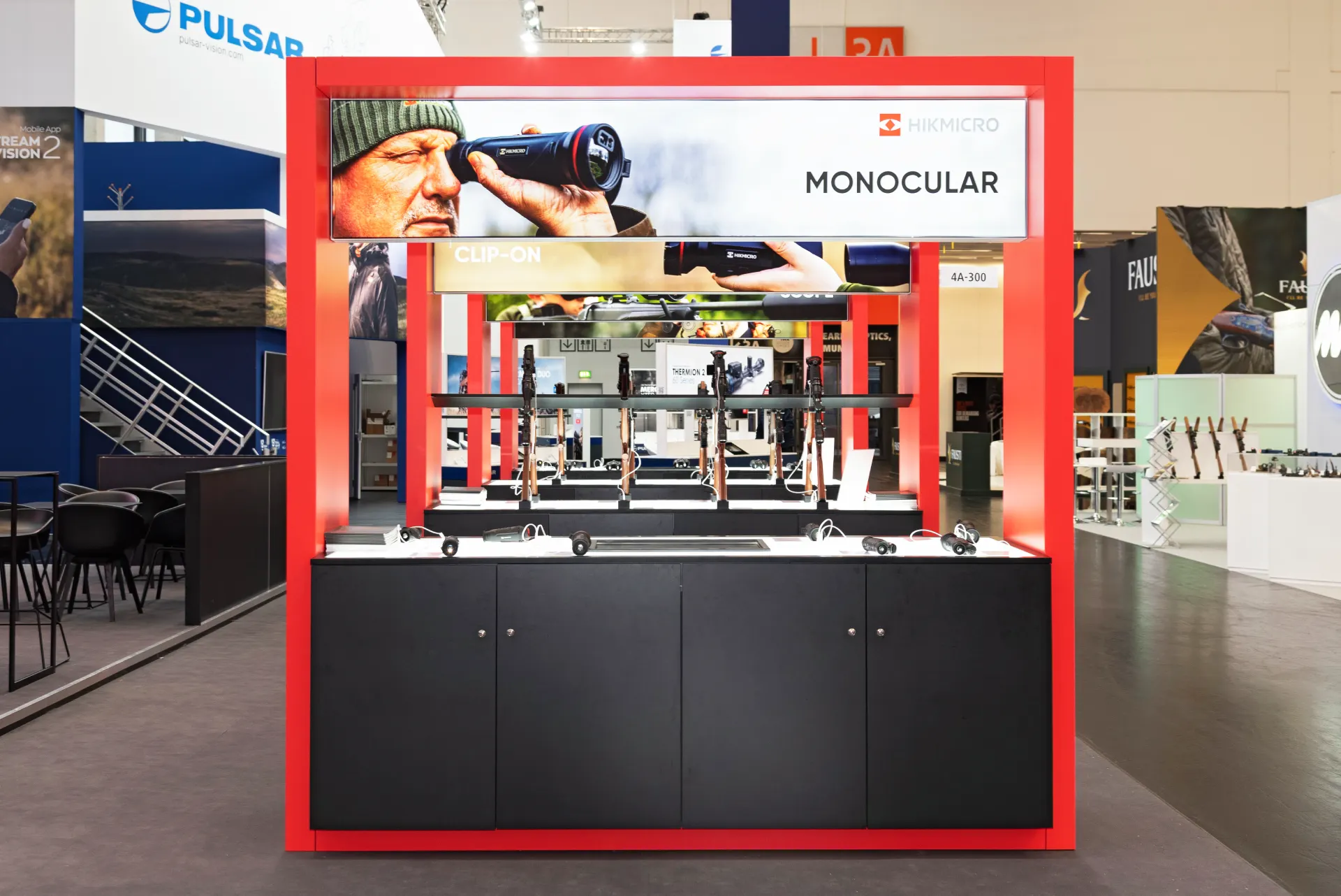 Gesamtansicht des HIKMICRO Messestands auf der IWA 2025 in Nürnberg mit großem Deckenbanner – Messebau Nürnberg.