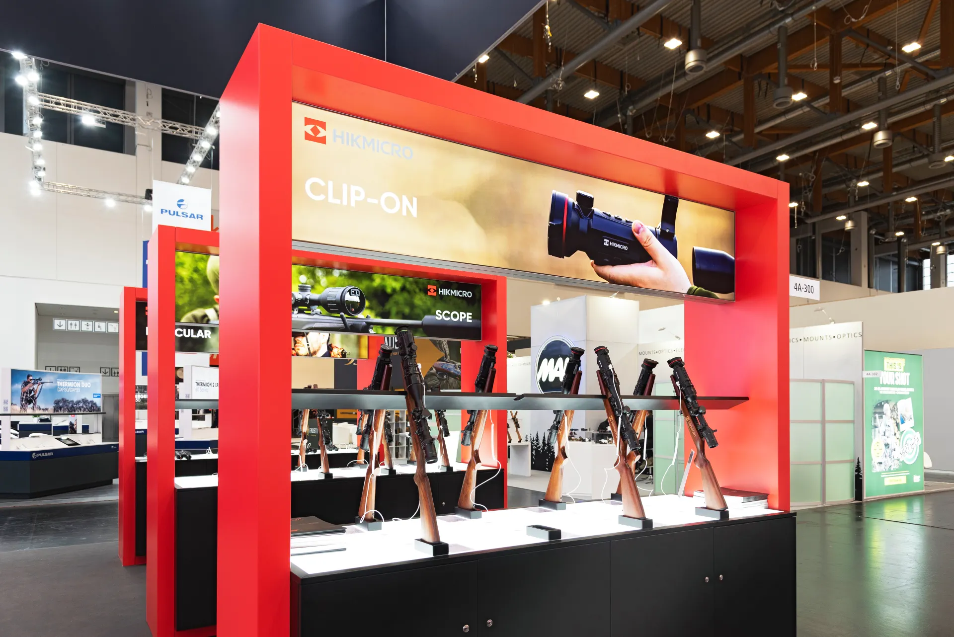 Monokulare und weitere Produkte von HIKMICRO im roten Messestand auf der IWA 2025 in Nürnberg – Messebau Nürnberg.