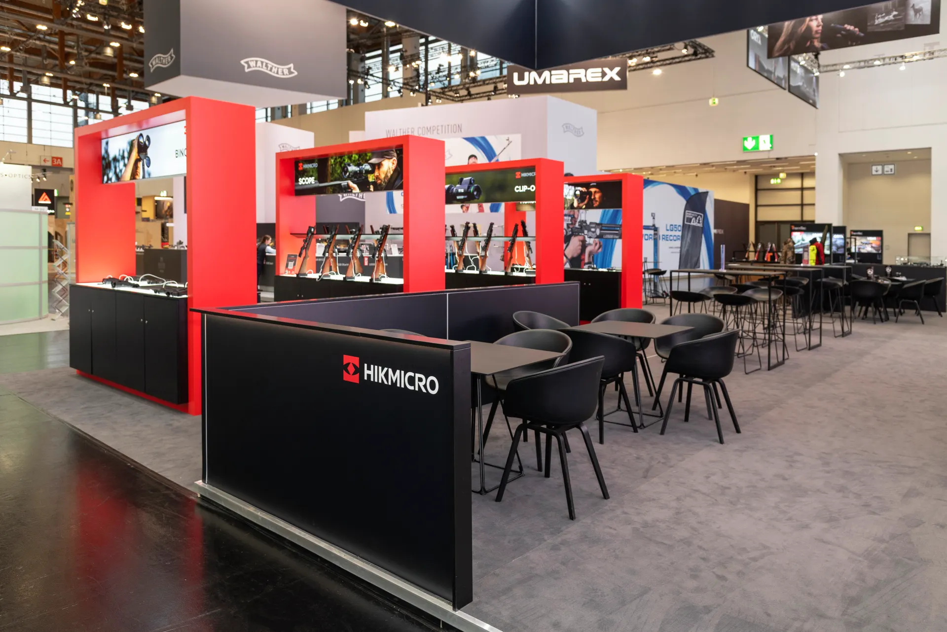 Moderner Messestand von HIKMICRO auf der IWA 2025 in Nürnberg mit rot-schwarzem Design und Ausstellungsfläche – Messebau Nürnberg.