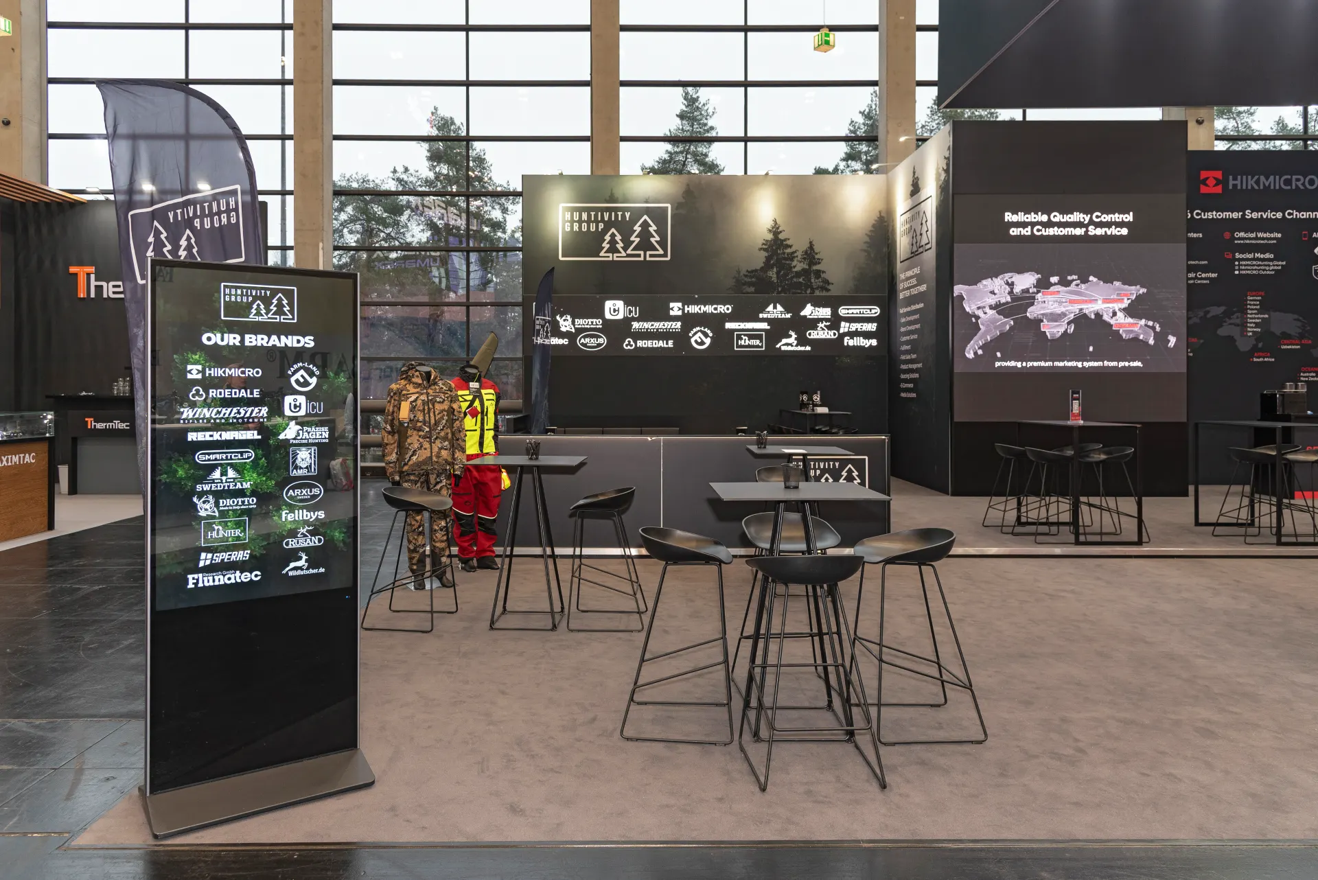 Huntivity Group Messestand mit Übersicht aller Marken und hochformatigem LED-Display auf der Messe in Nürnberg – Messebau Nürnberg.