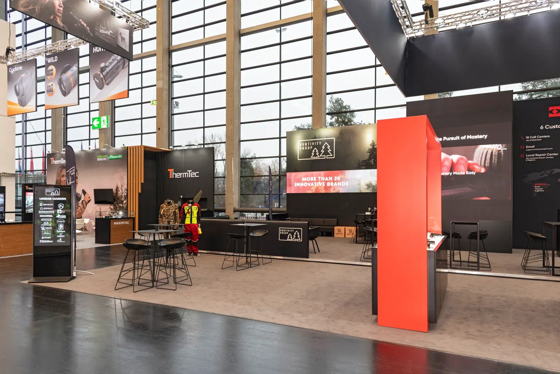Rückseite des Messestands mit ThermTec und Huntivity Group, schwarze Wände mit großem Branding – Messebau Nürnberg.