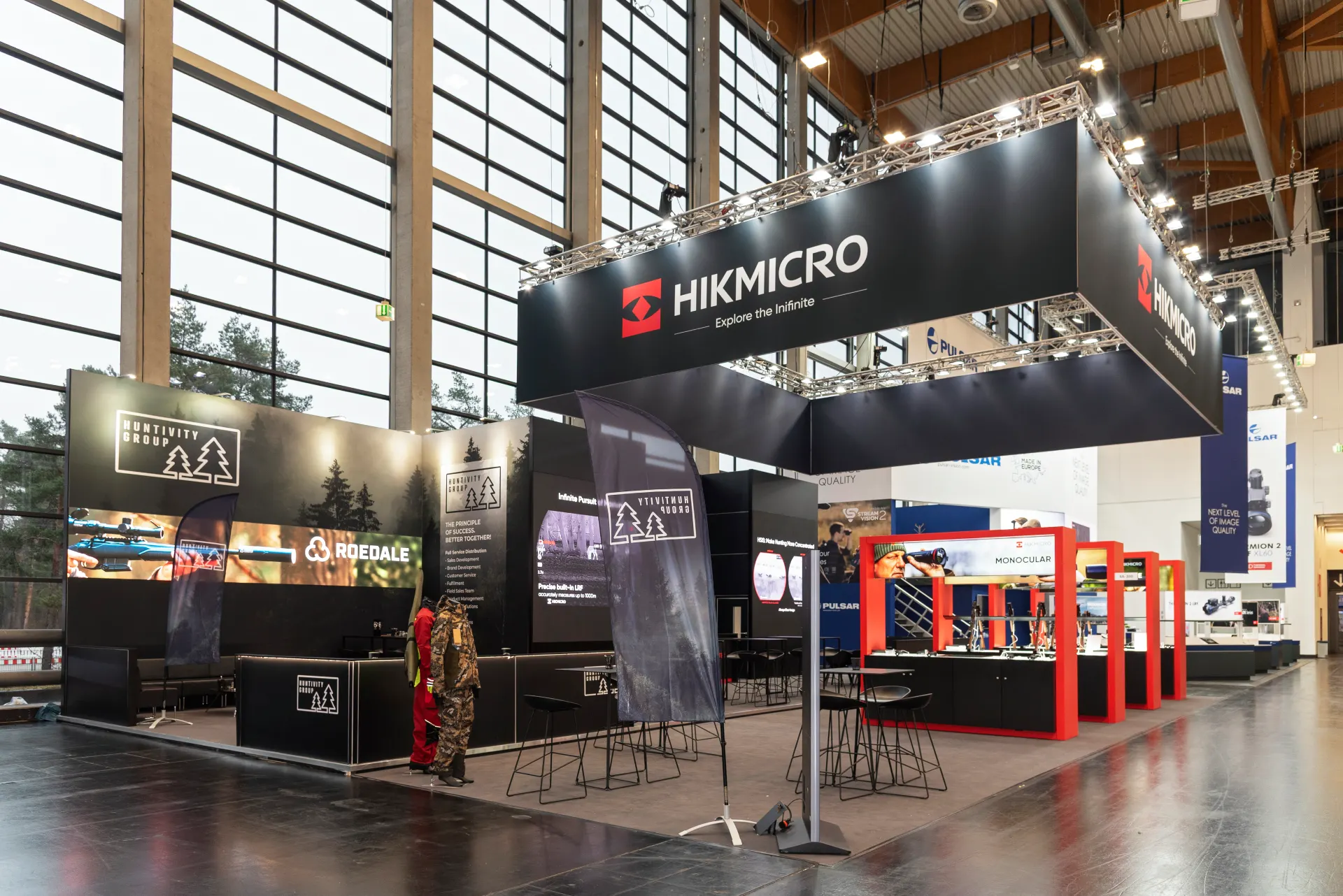 Gesamtansicht des HIKMICRO Messestands mit angrenzendem Huntivity Group Bereich auf der Messe in Nürnberg – Messebau Nürnberg.