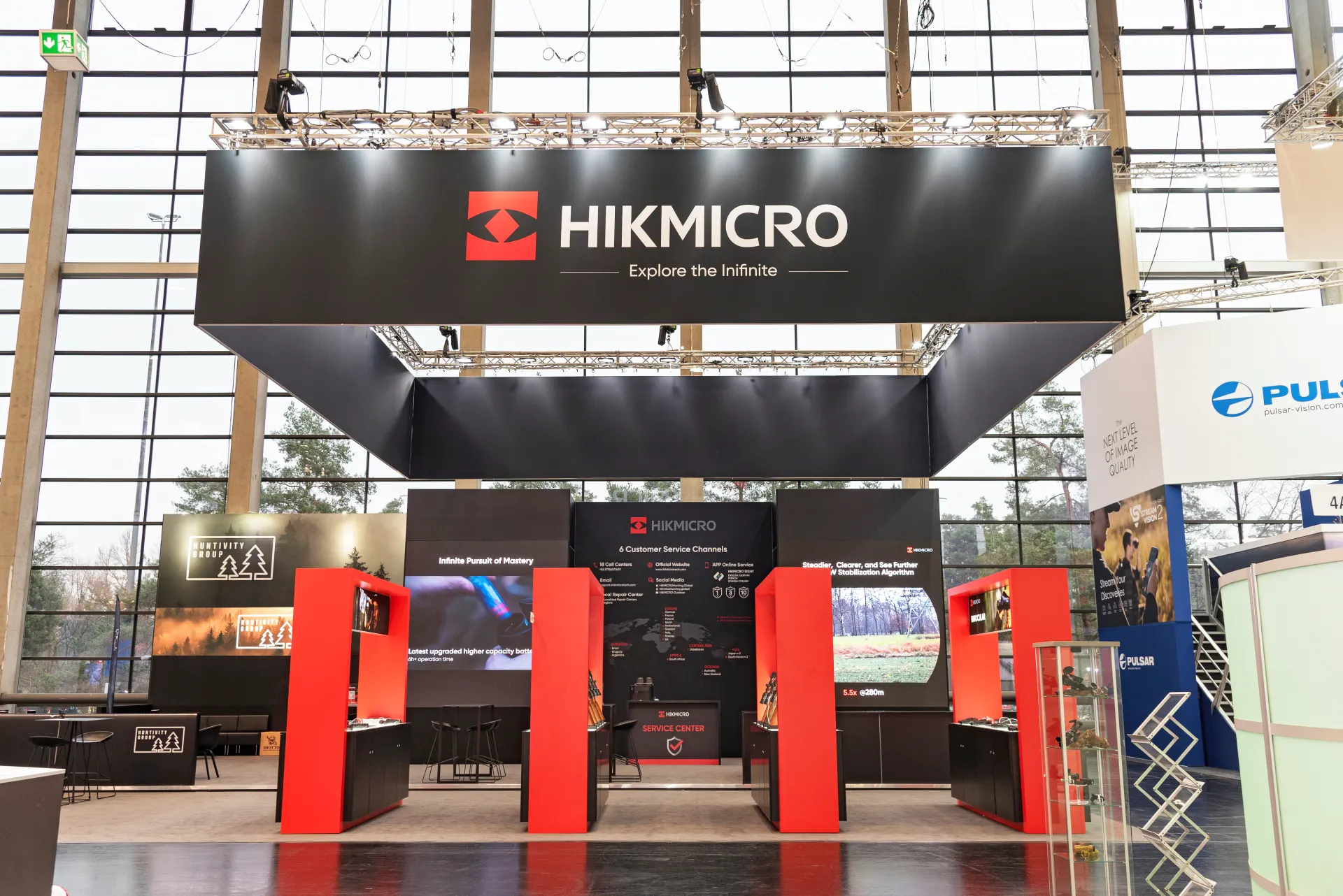 Frontalansicht des HIKMICRO Messestands mit großem Deckenbanner und Präsentationsflächen auf der IWA in Nürnberg – Messebau Nürnberg.