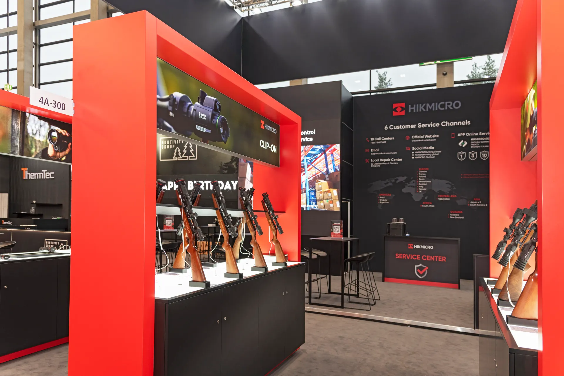 Moderner Messestand von HIKMICRO mit roten Präsentationsmodulen und Service-Center auf der IWA 2025 in Nürnberg – Messebau Nürnberg.