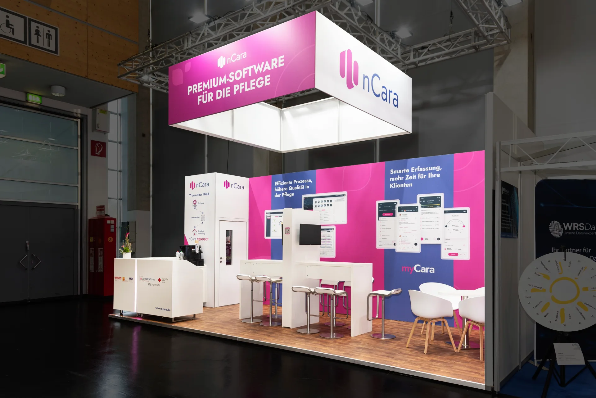 Messebau Nürnberg – kompakter nCara Messestand mit Software-Präsentation für die Pflegebranche auf der Altenpflegemesse 2025.