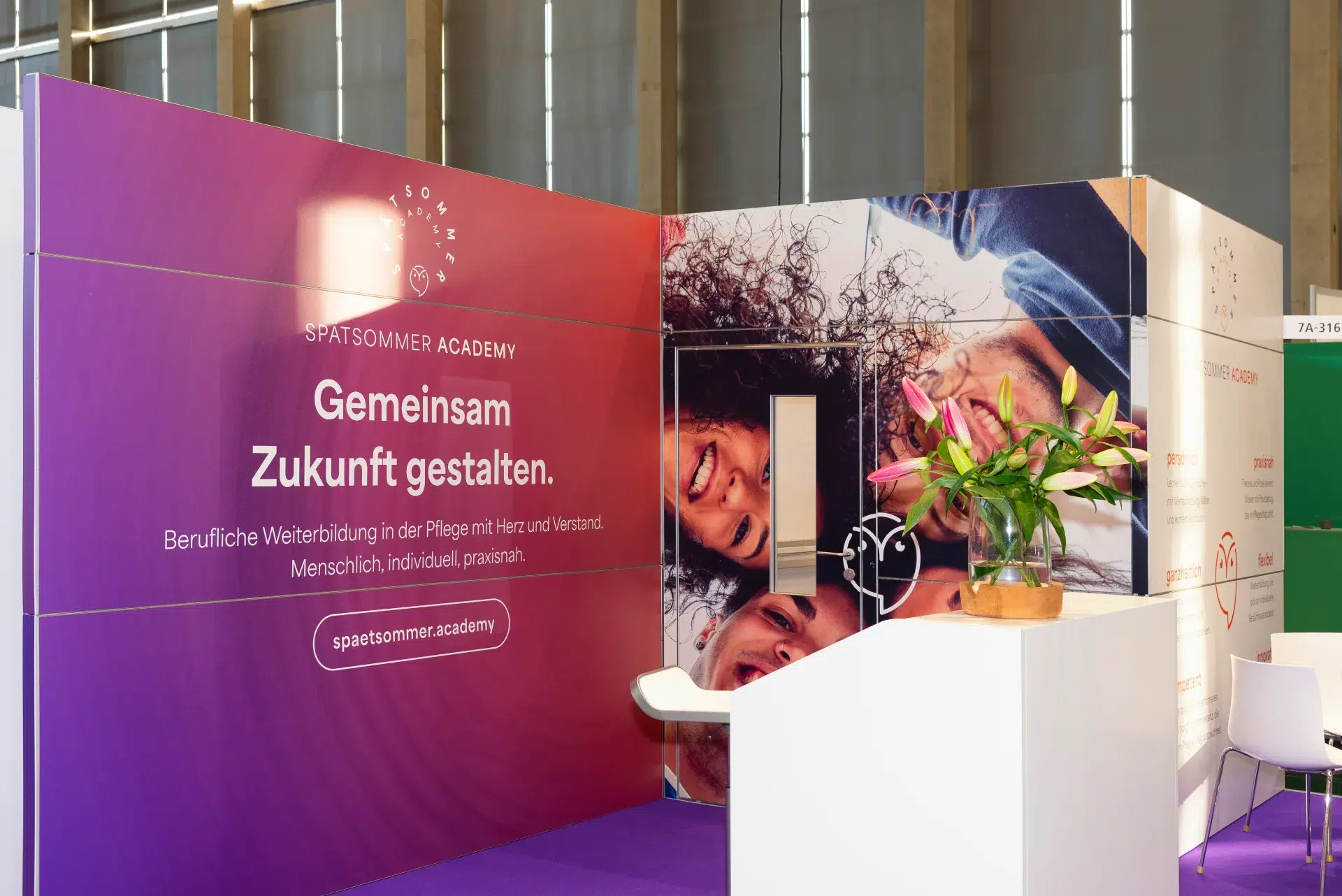 Messebau Nürnberg – Spätsommer Academy Messestand mit lila Boden und Weiterbildungskonzepten für die Pflege auf der Altenpflegemesse 2025.