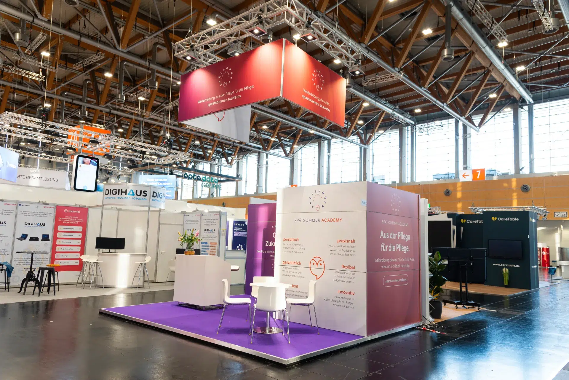 Messebau Nürnberg – moderner Messestand der Spätsommer Academy auf der Altenpflegemesse 2025 mit Fokus auf Weiterbildung in der Pflege.