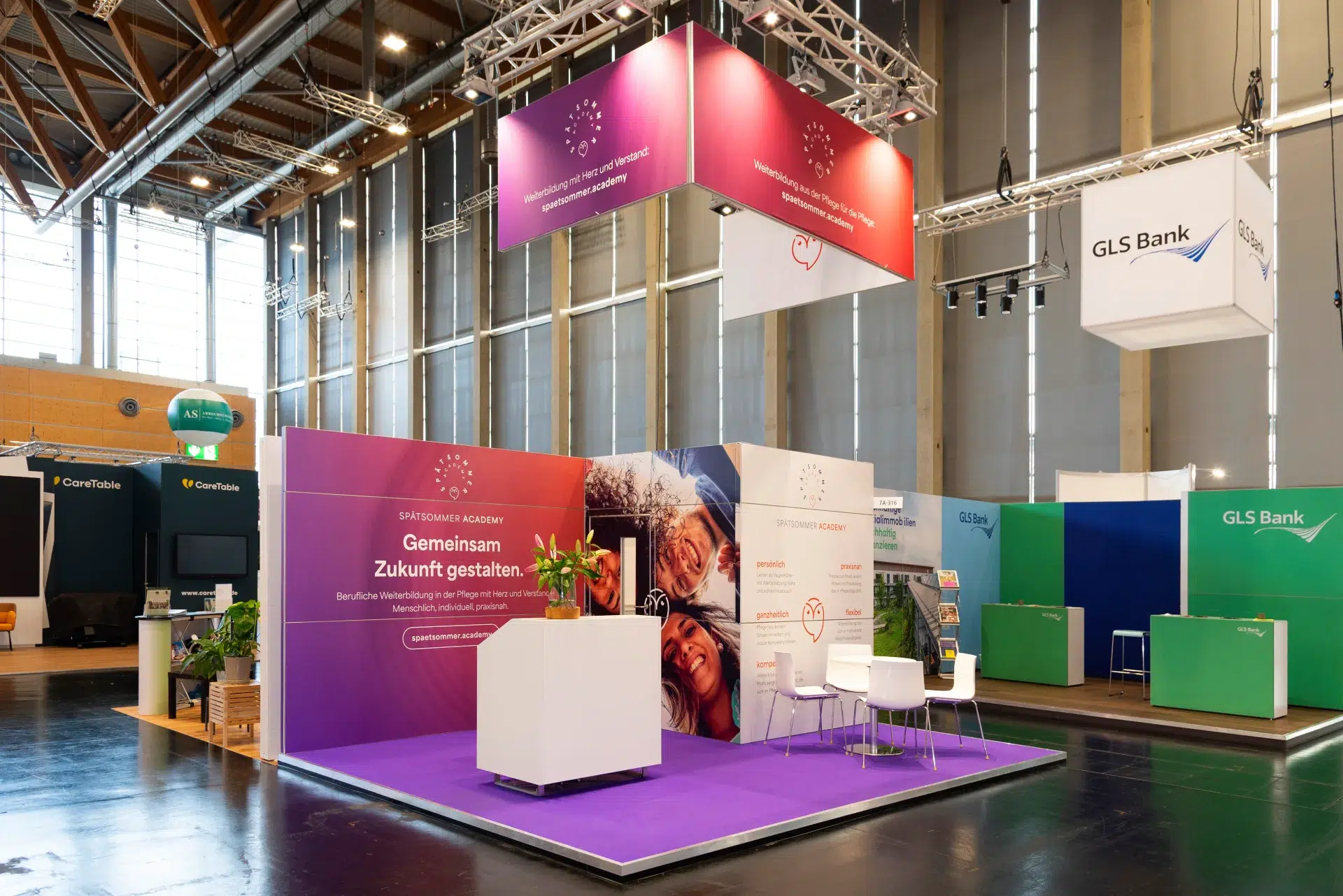 Messebau Nürnberg – Spätsommer Academy Messestand mit Weiterbildungskonzepten für die Pflege auf der Altenpflegemesse 2025.