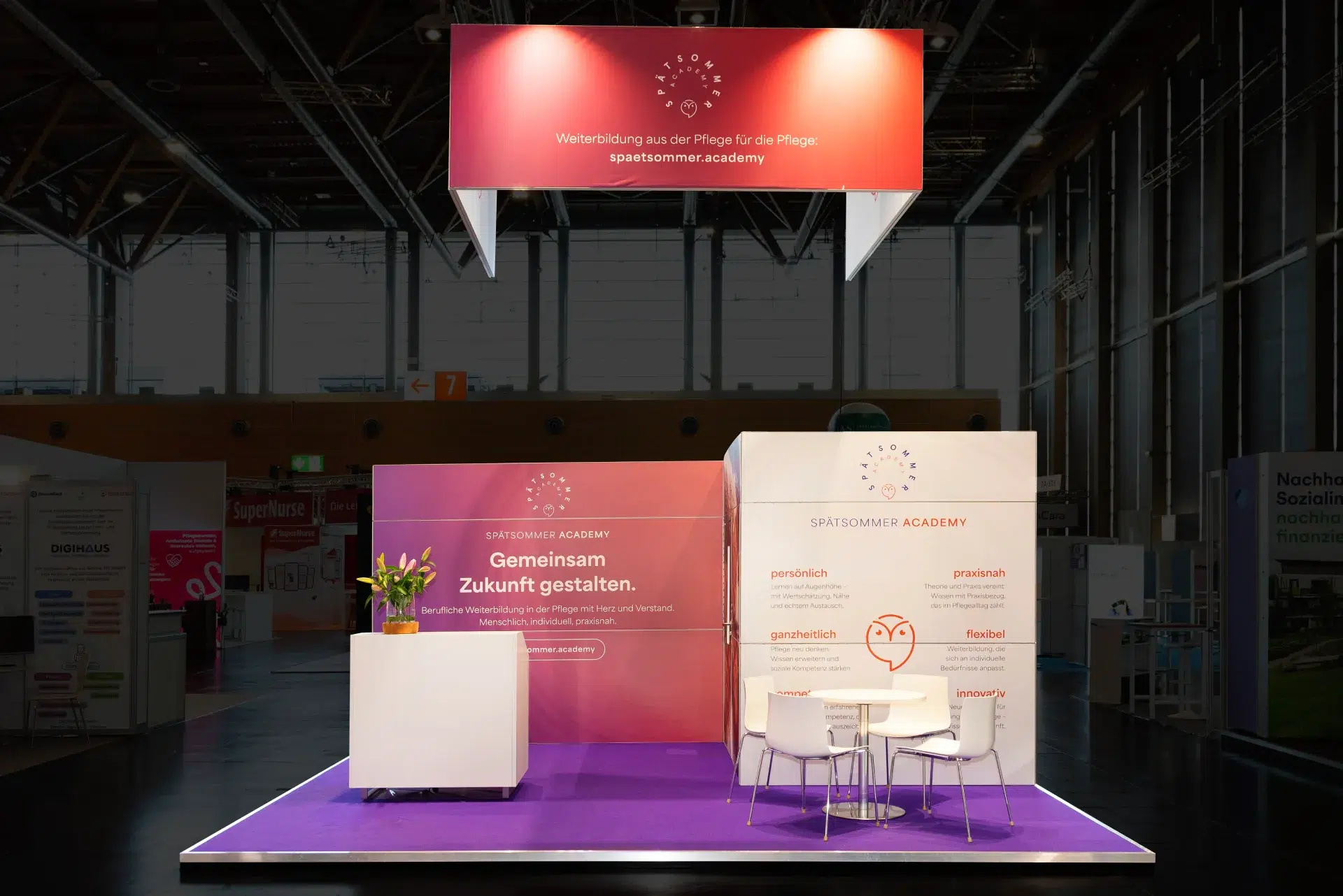 Messebau Nürnberg – Spätsommer Academy Messestand mit Weiterbildungskonzepten für die Pflege auf der Altenpflegemesse 2025.
