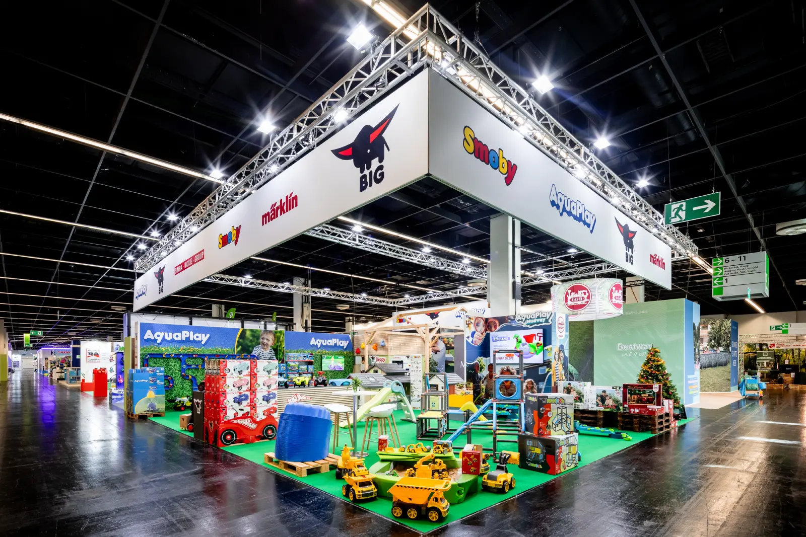 Messebau Köln – moderner Messestand der Simba Dickie Group mit AquaPlay, Smoby, Märklin und BIG Spielwaren auf der Messe in Köln.