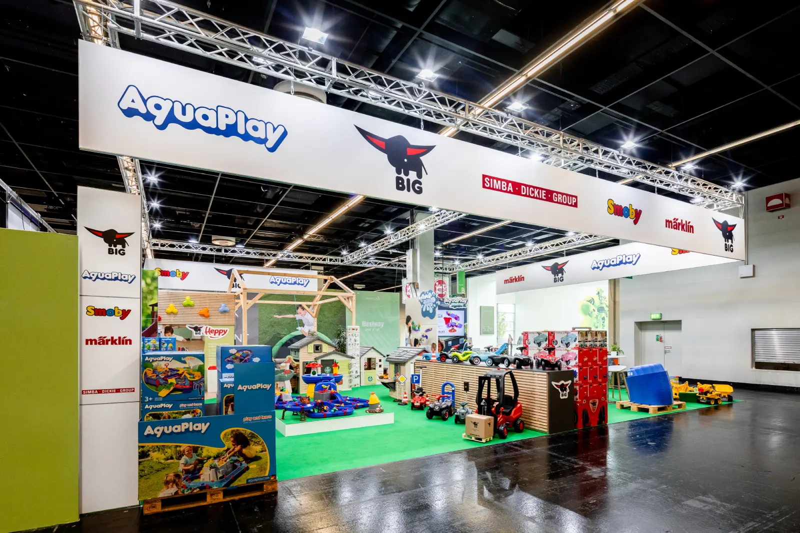 Messebau Köln – großzügiger Messestand der Simba Dickie Group mit AquaPlay, Smoby, Märklin und BIG Spielwaren auf der Messe in Köln.