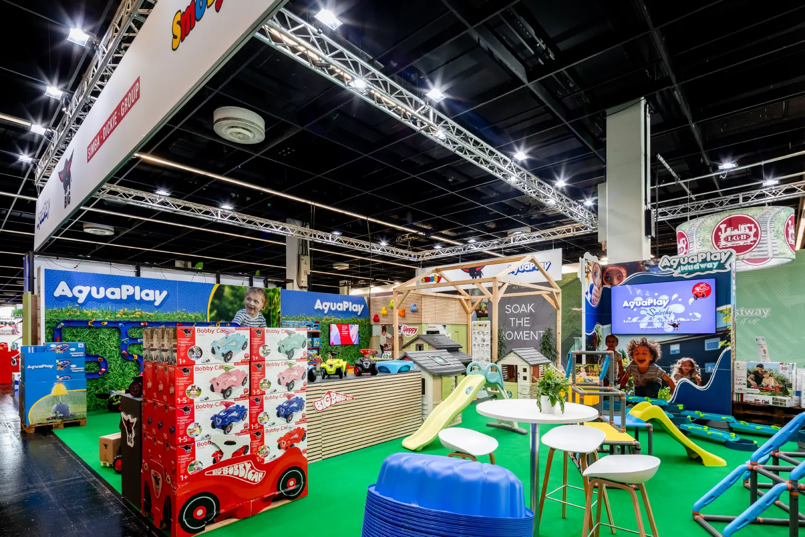 Messebau Köln – AquaPlay Messestand mit Spielwaren, Bobby Car Ausstellung und moderner Präsentationsfläche auf der Messe in Köln.