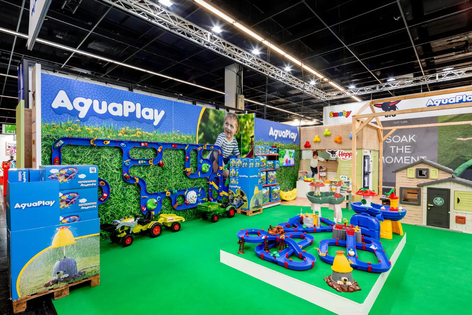 Messebau Köln – AquaPlay Messestand mit Wasserbahn-Systemen, Spielzeug und farbenfroher Produktpräsentation auf einer Messe in Köln.