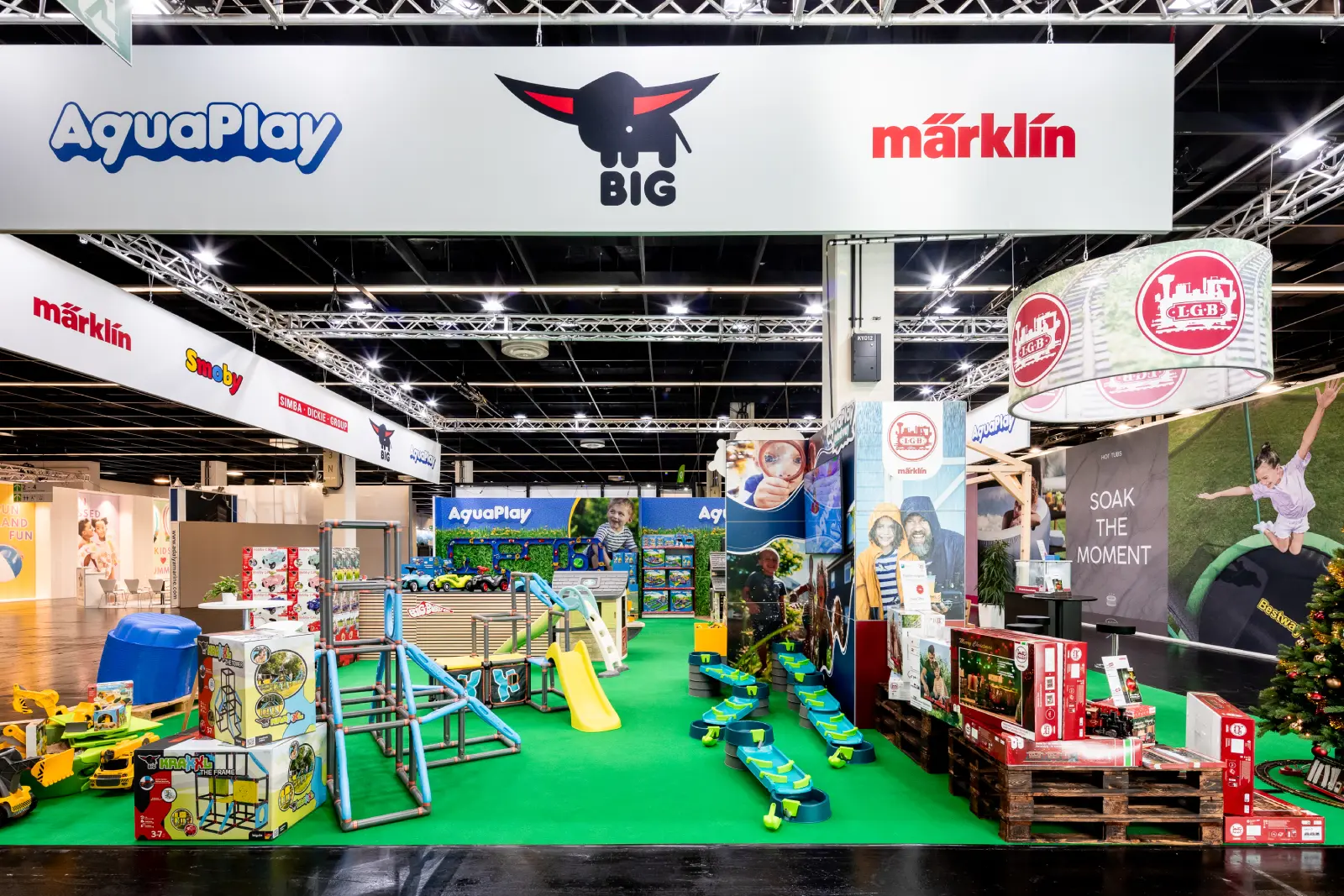 Messebau Köln – farbenfroher Messestand mit Spielzeugausstellung von AquaPlay, Märklin und BIG auf einer Messe in Köln.