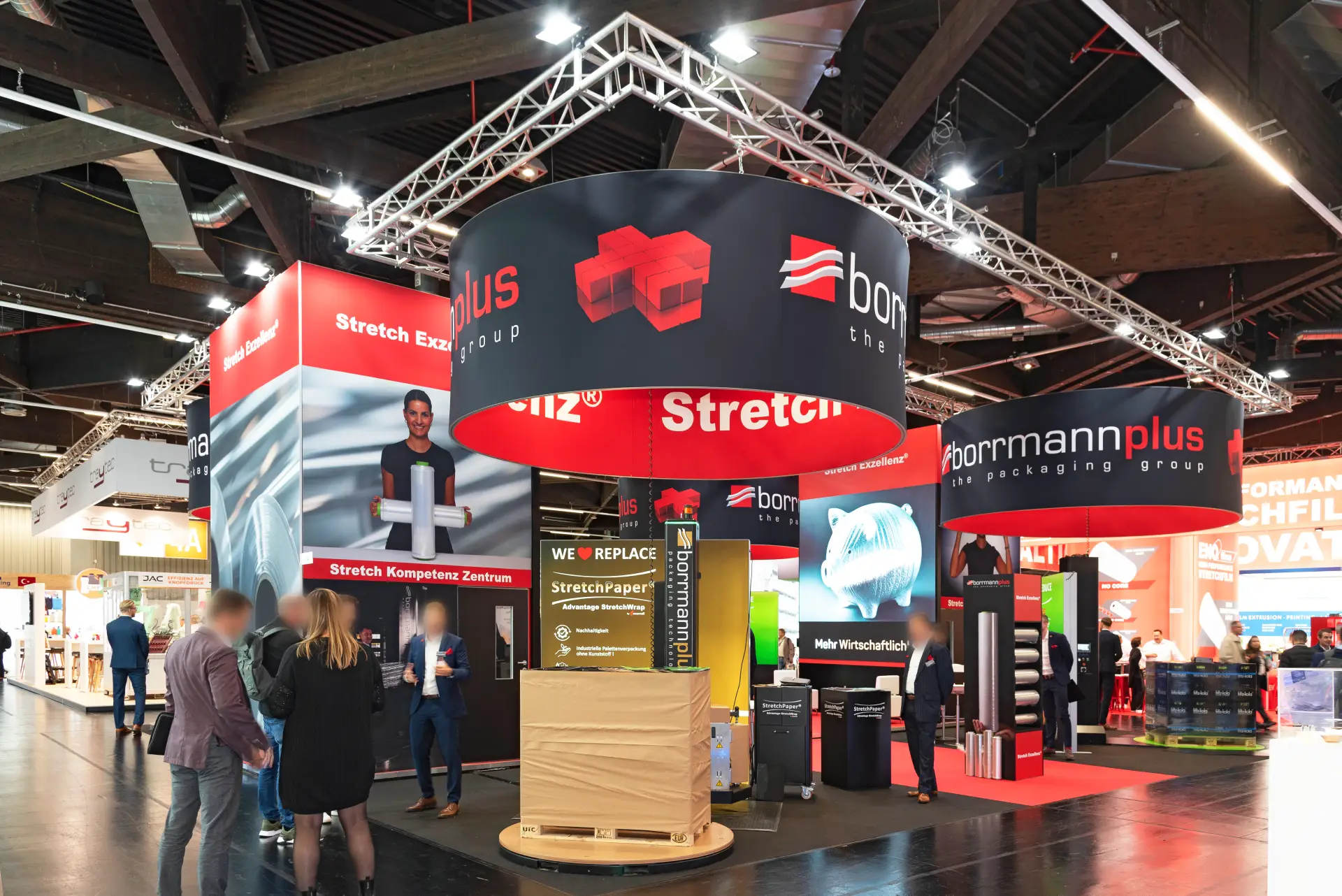 Moderner Messestand von borrmannplus auf der FachPack in Nürnberg mit Produktpräsentation und Thekenbereich – Messebau Nürnberg.