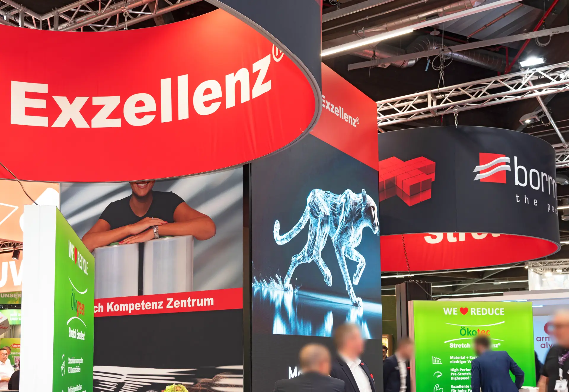 Beeindruckender Borrmannplus Messestand mit LED-Display und Markenpräsentation auf der FachPack – Messebau Nürnberg.
