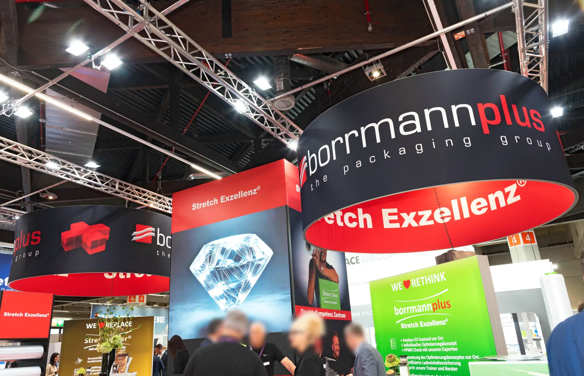 Messestand von Borrmannplus auf der FachPack mit dem Konzept Stretch Exzellenz® und modernem LED-Display – Messebau Nürnberg.