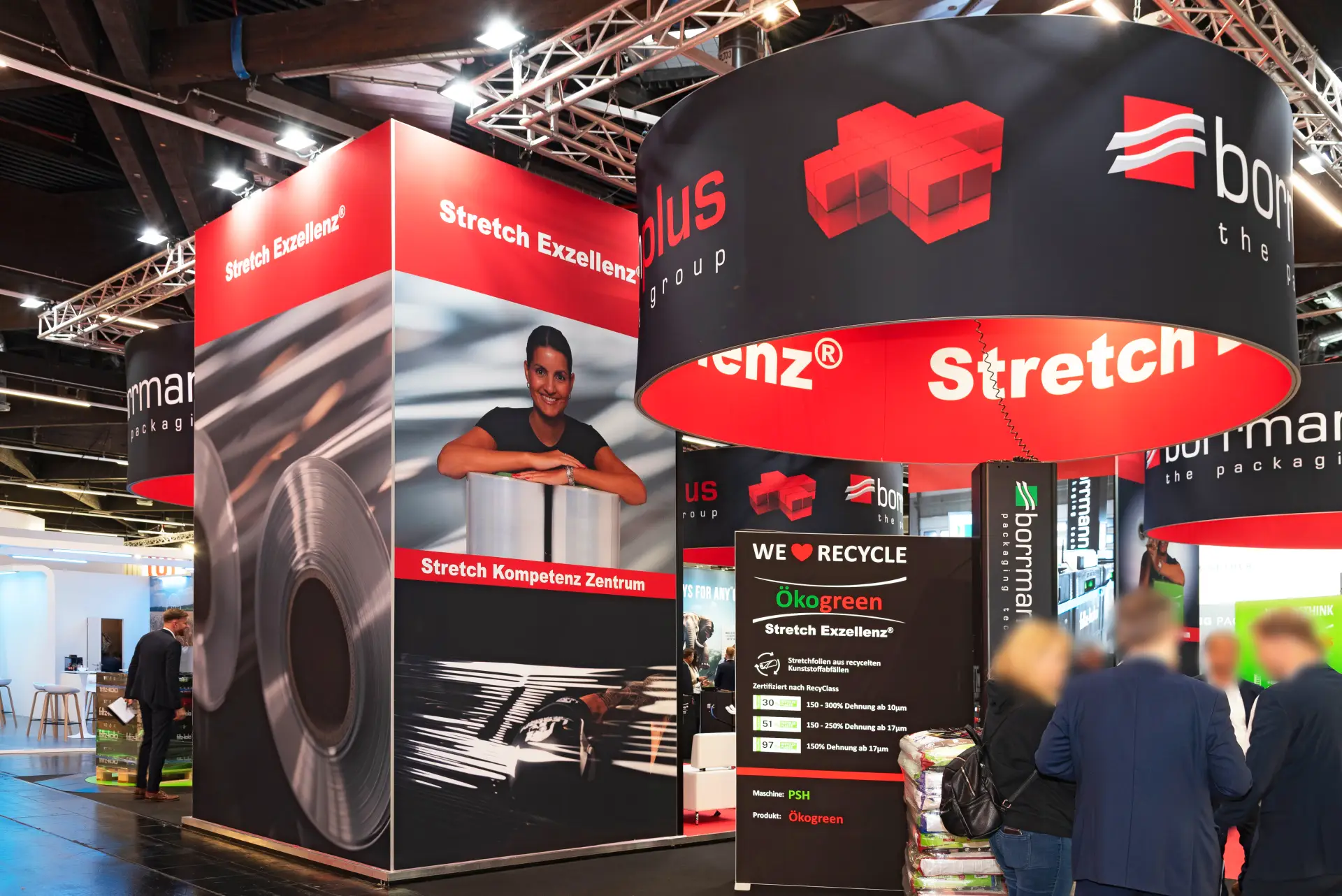 Moderner Messestand von Borrmannplus mit dem Stretch Kompetenz Zentrum und nachhaltigem Ökogreen-Konzept auf der FachPack – Messebau Nürnberg.