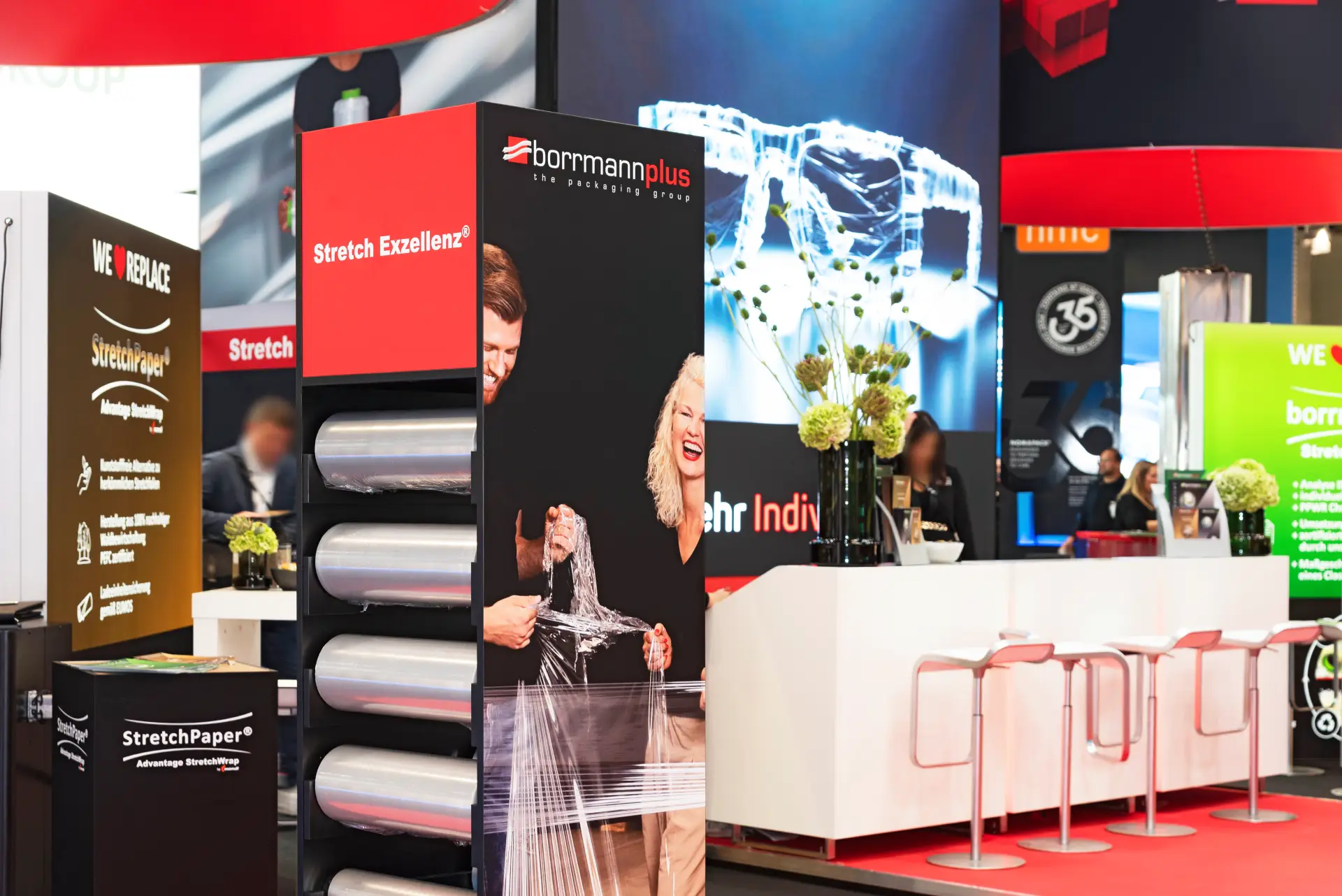 Moderner Messestand von Borrmannplus mit Stretch Exzellenz® Präsentation auf der FachPack – hochwertiger Messebau Nürnberg mit innovativem Design.