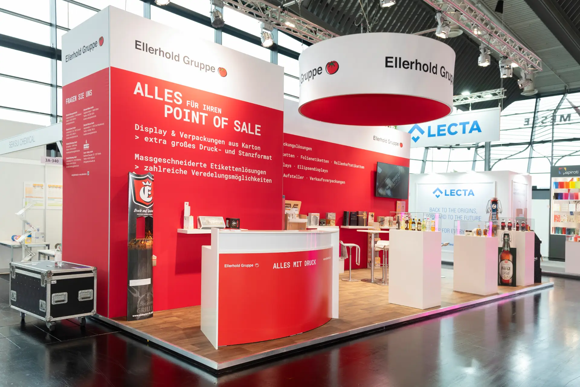 Präsentation individueller Verpackungslösungen und Etikettendesigns am Messestand der Ellerhold Gruppe auf der FachPack – innovativer Messebau Nürnberg.