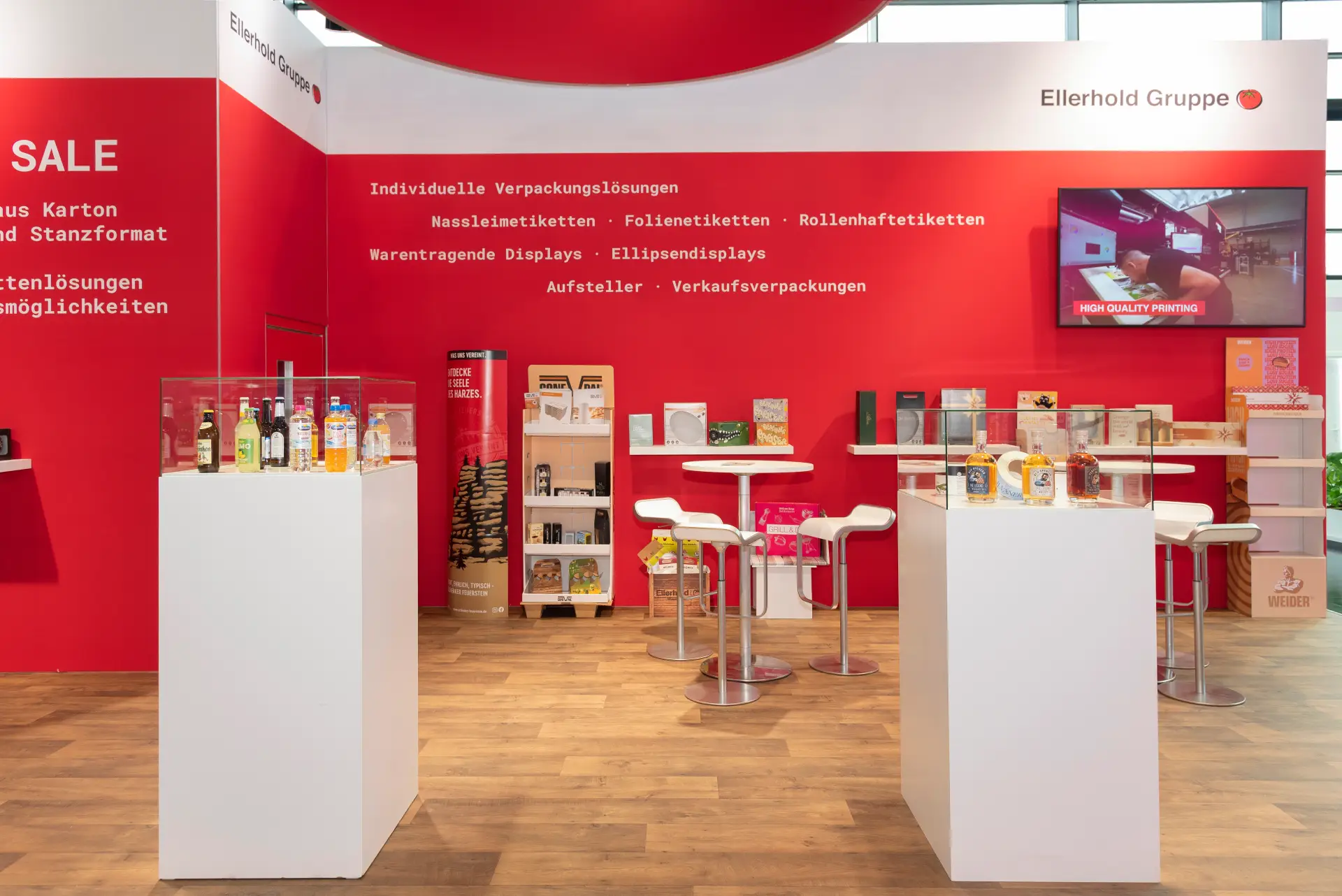 Großzügiger Messestand der Ellerhold Gruppe auf der FachPack 2025 mit auffälligem roten Design und Produktpräsentation – professioneller Messebau Nürnberg.