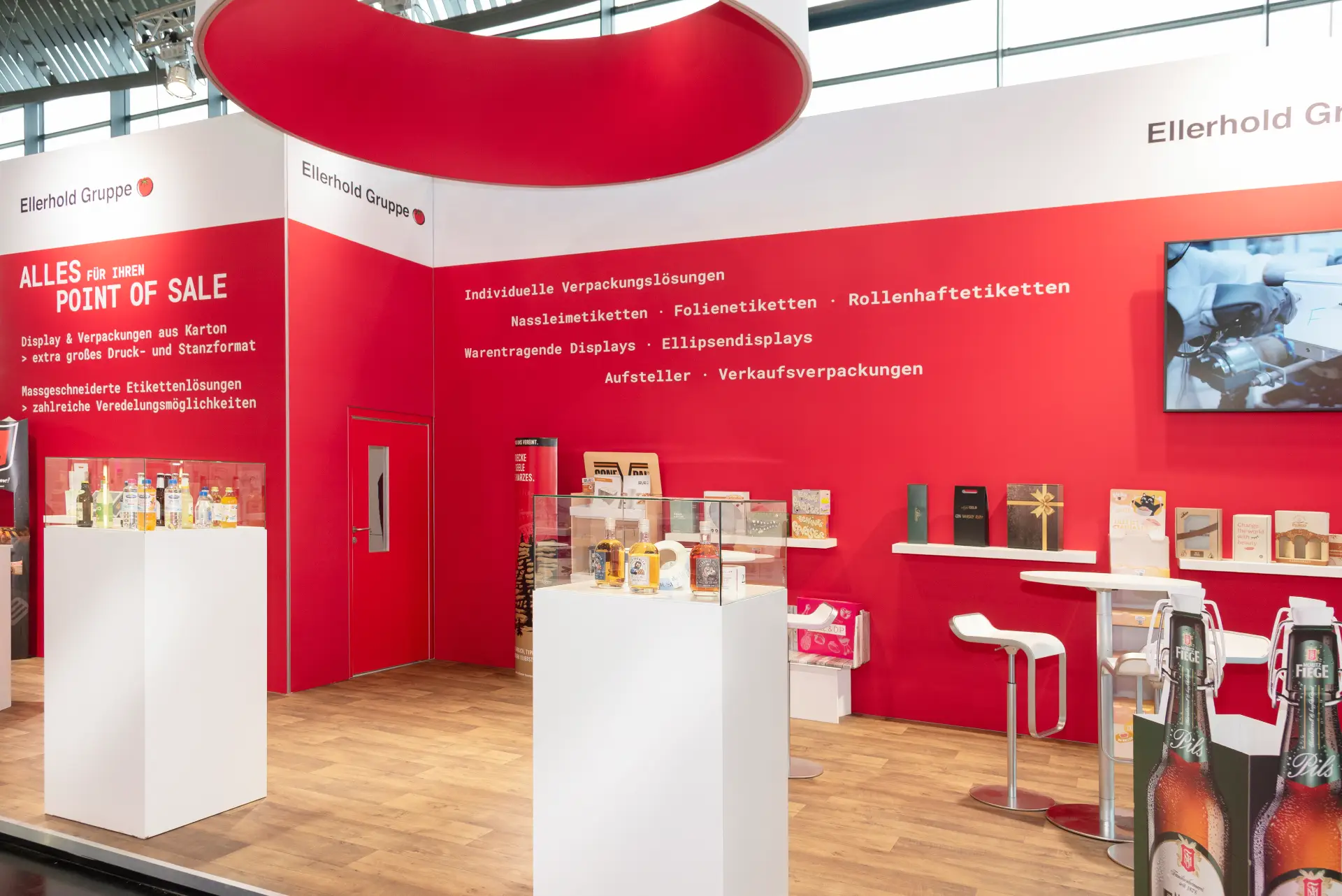Kreativer FachPack-Messestand der Ellerhold Gruppe mit Fokus auf Displays und Verpackungen für den Point of Sale – hochwertiger Messebau Nürnberg.