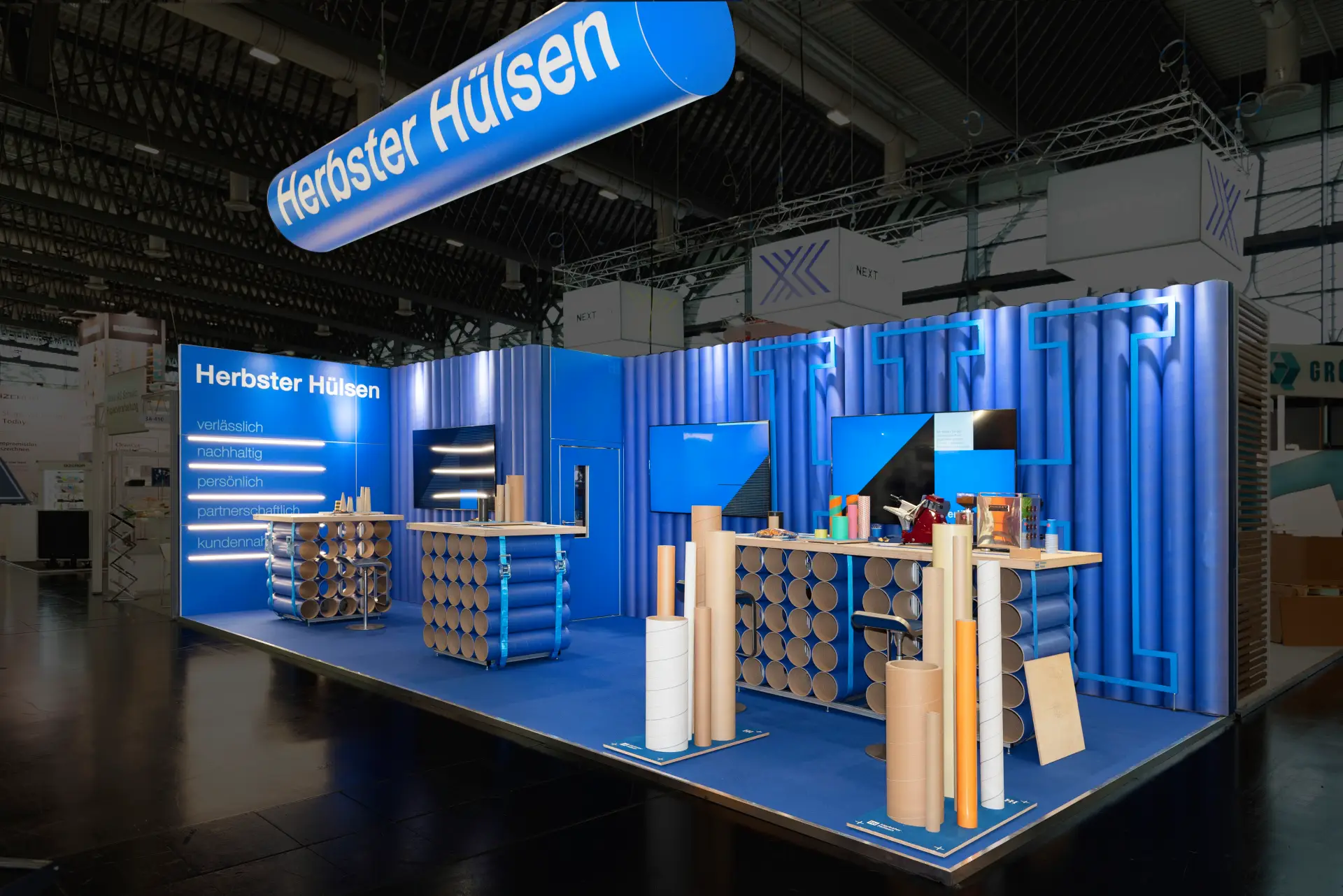 Nachhaltiger Messestand von Herbster Hülsen auf der FachPack 2025 in Nürnberg mit Fokus auf Energiegewinnung und Umweltbewusstsein – innovativer Messebau Nürnberg.